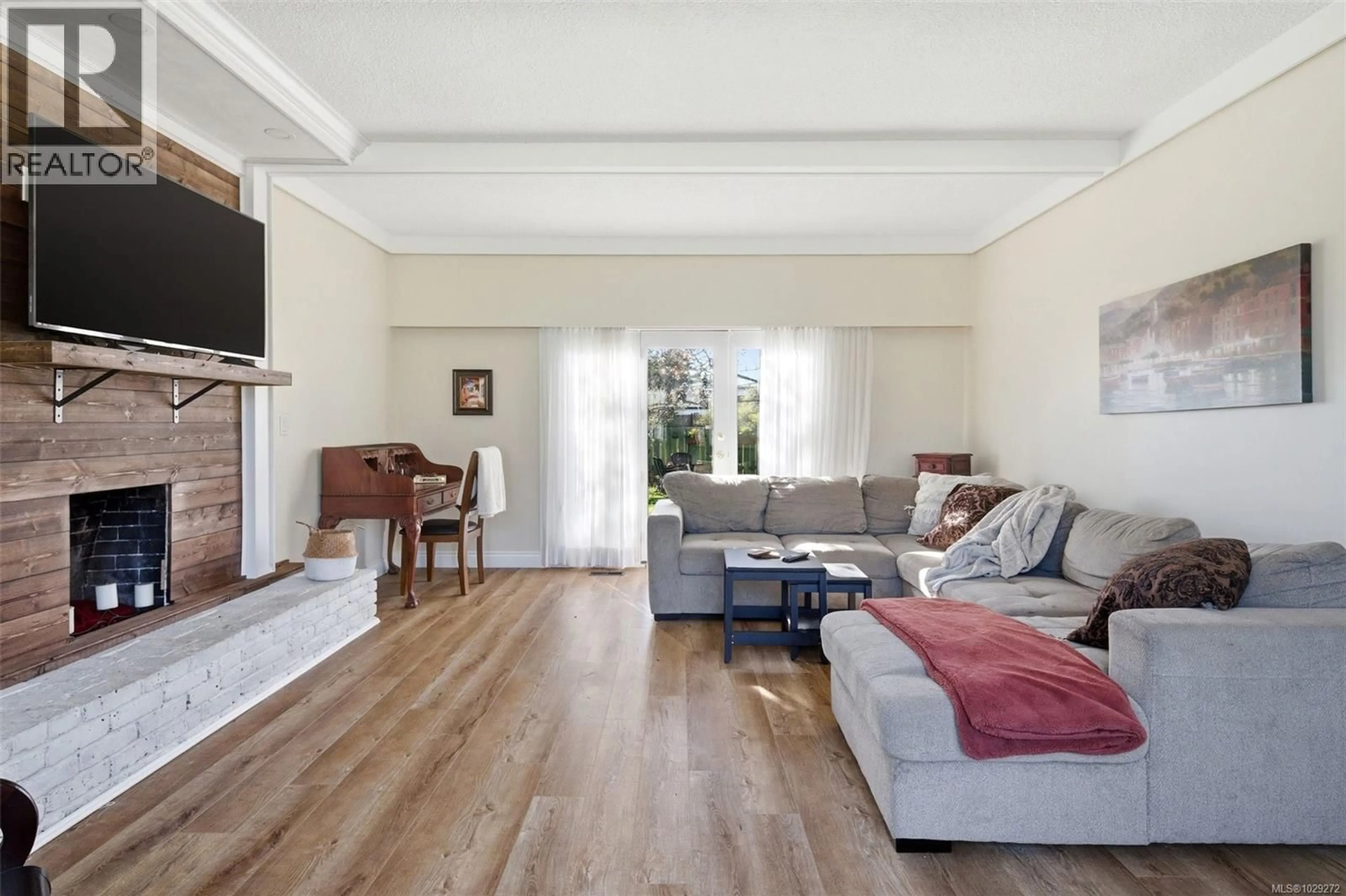 Living room with furniture, wood/laminate floor for 4104 LONGVIEW DRIVE, Saanich British Columbia V8N2K7