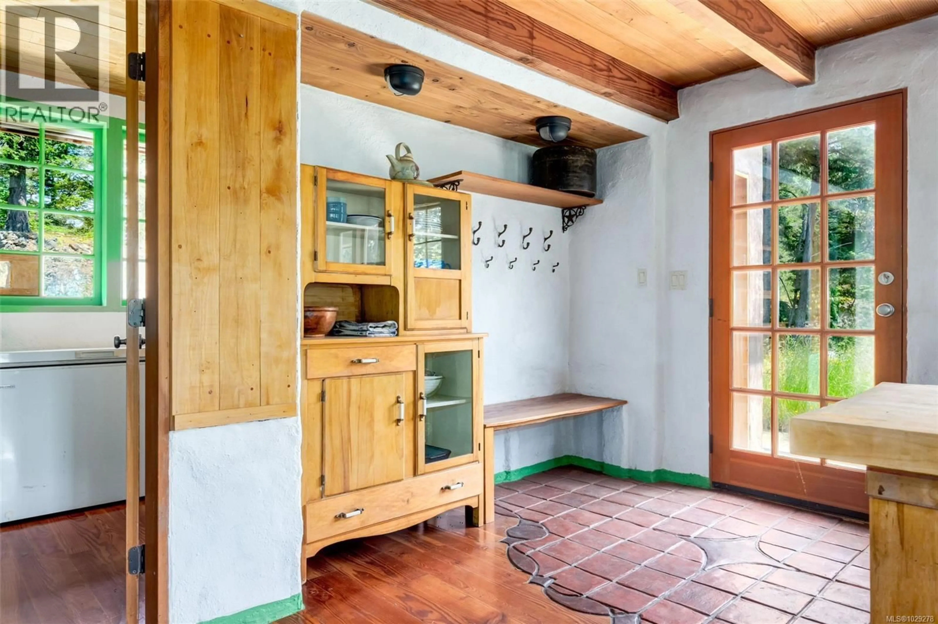 Indoor entryway for 9 GRANT ROAD, Lasqueti Island British Columbia V0R2J0