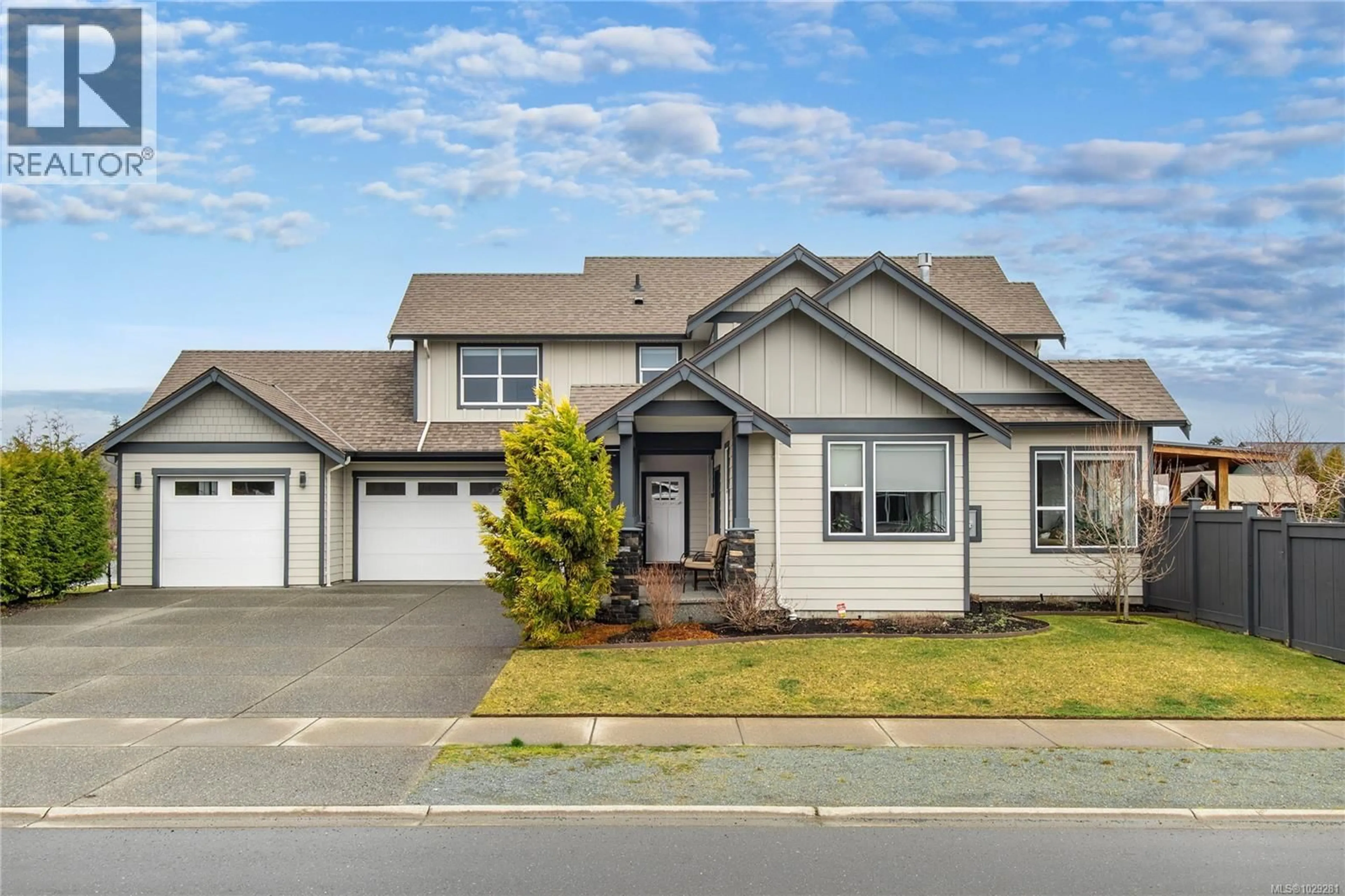 Home with vinyl exterior material, street for 10 WESTHAVEN WAY, Campbell River British Columbia V9W0C8