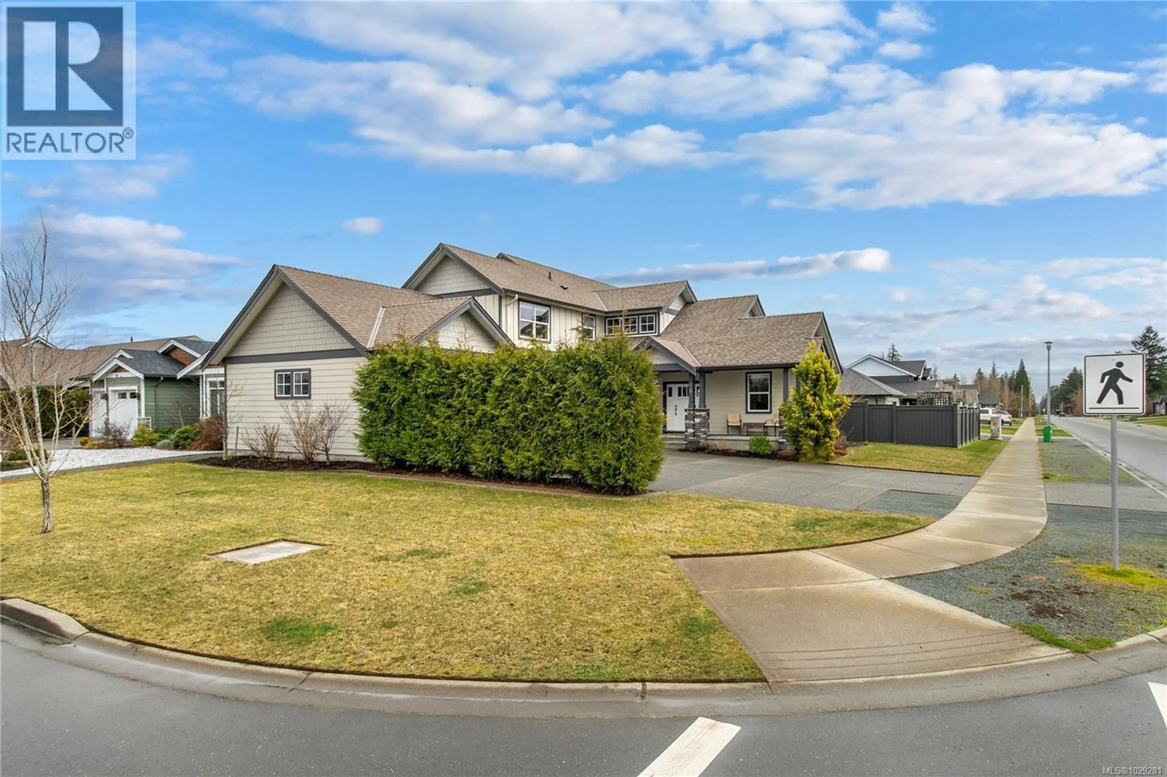 A pic from outside/outdoor area/front of a property/back of a property/a pic from drone, street for 10 WESTHAVEN WAY, Campbell River British Columbia V9W0C8