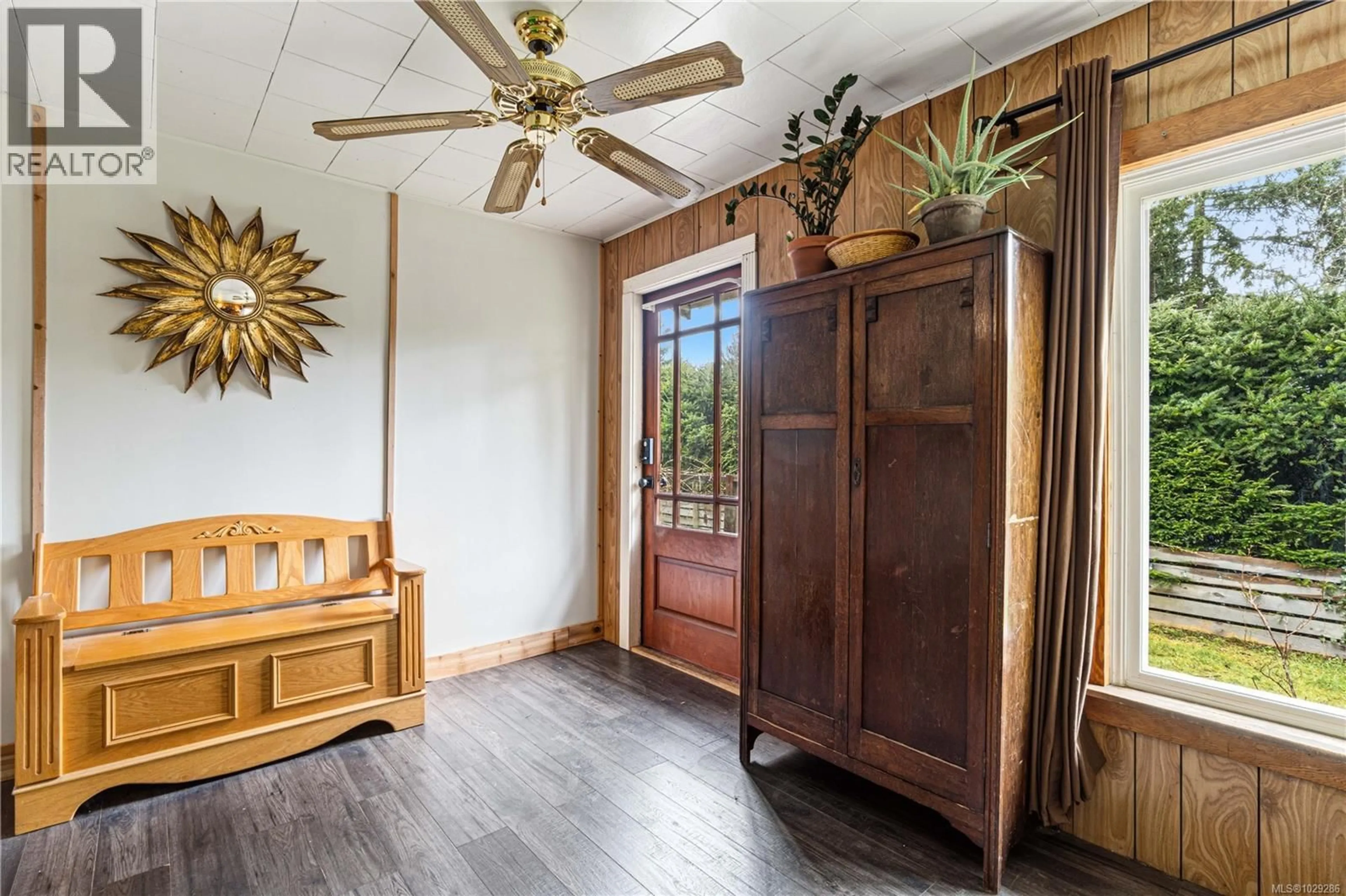 Indoor entryway for 980 POPLAR WAY, Whiskey Creek British Columbia V9K1X9