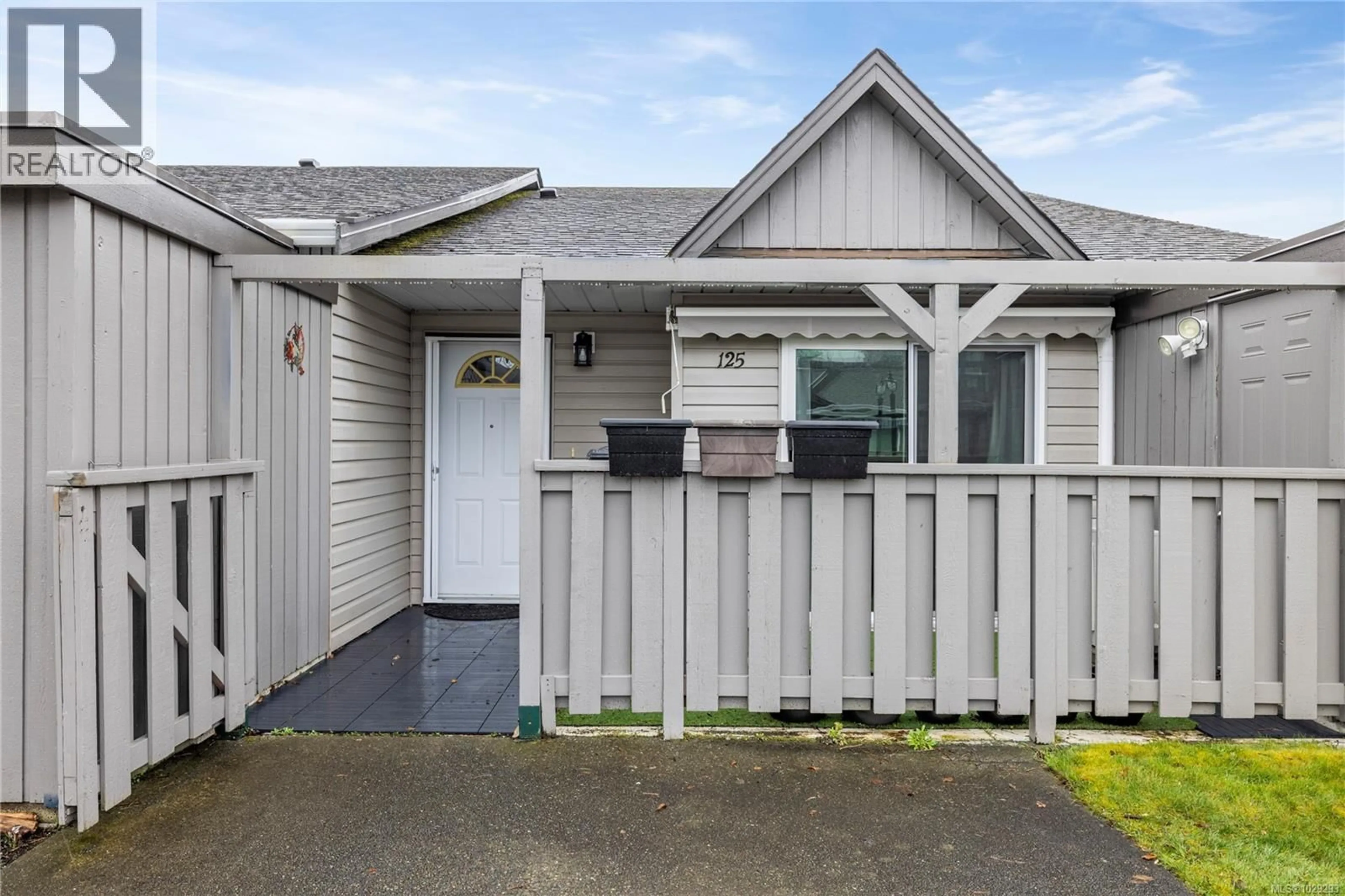 Home with vinyl exterior material, street for 125 - 2191 MURRELET DRIVE, Comox British Columbia V9M3Y1