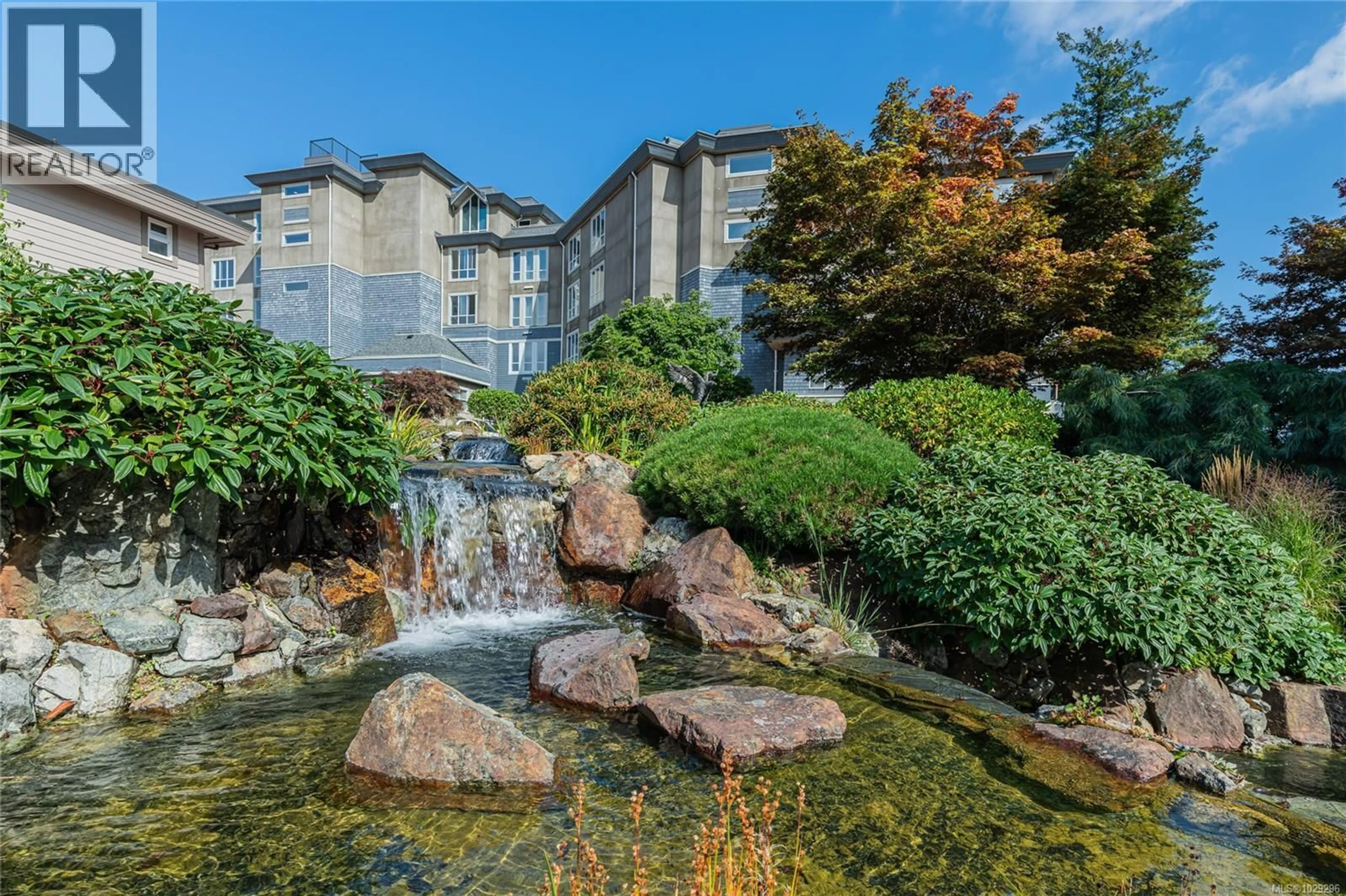 Patio, water/lake/river/ocean view for 201 - 940 BOULDERWOOD RISE, Saanich British Columbia V8Y3H5