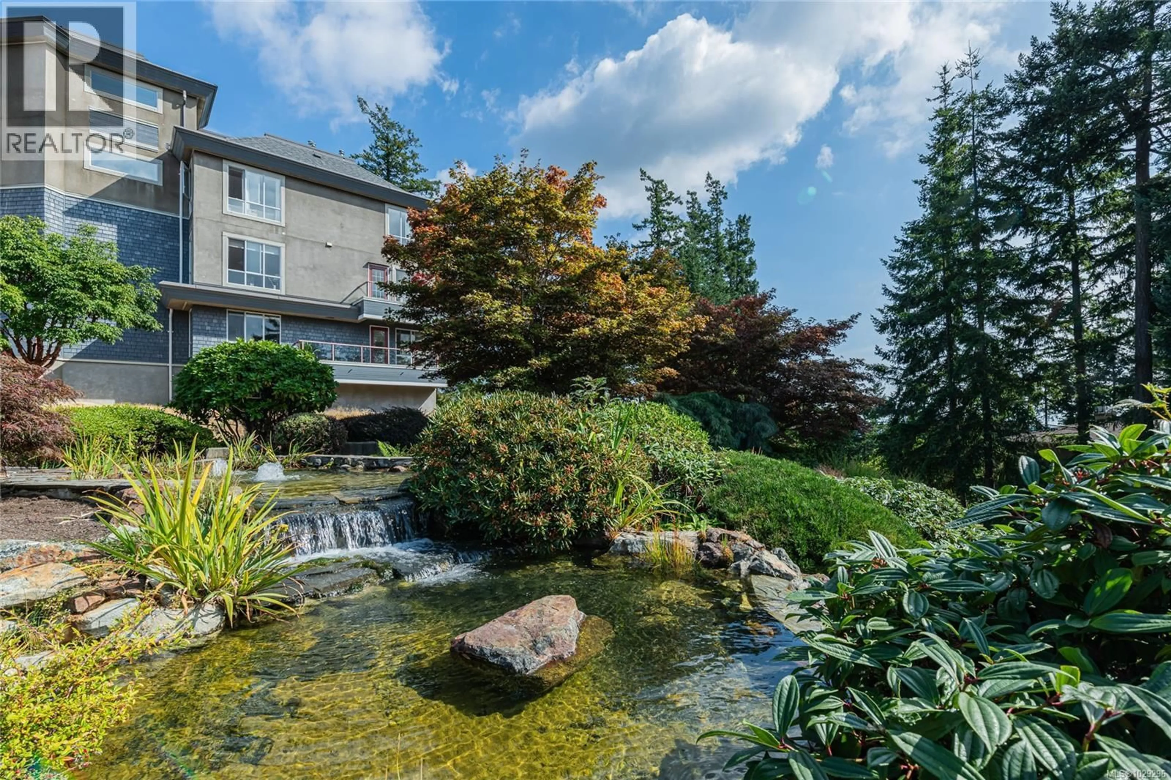 Patio, water/lake/river/ocean view for 201 - 940 BOULDERWOOD RISE, Saanich British Columbia V8Y3H5
