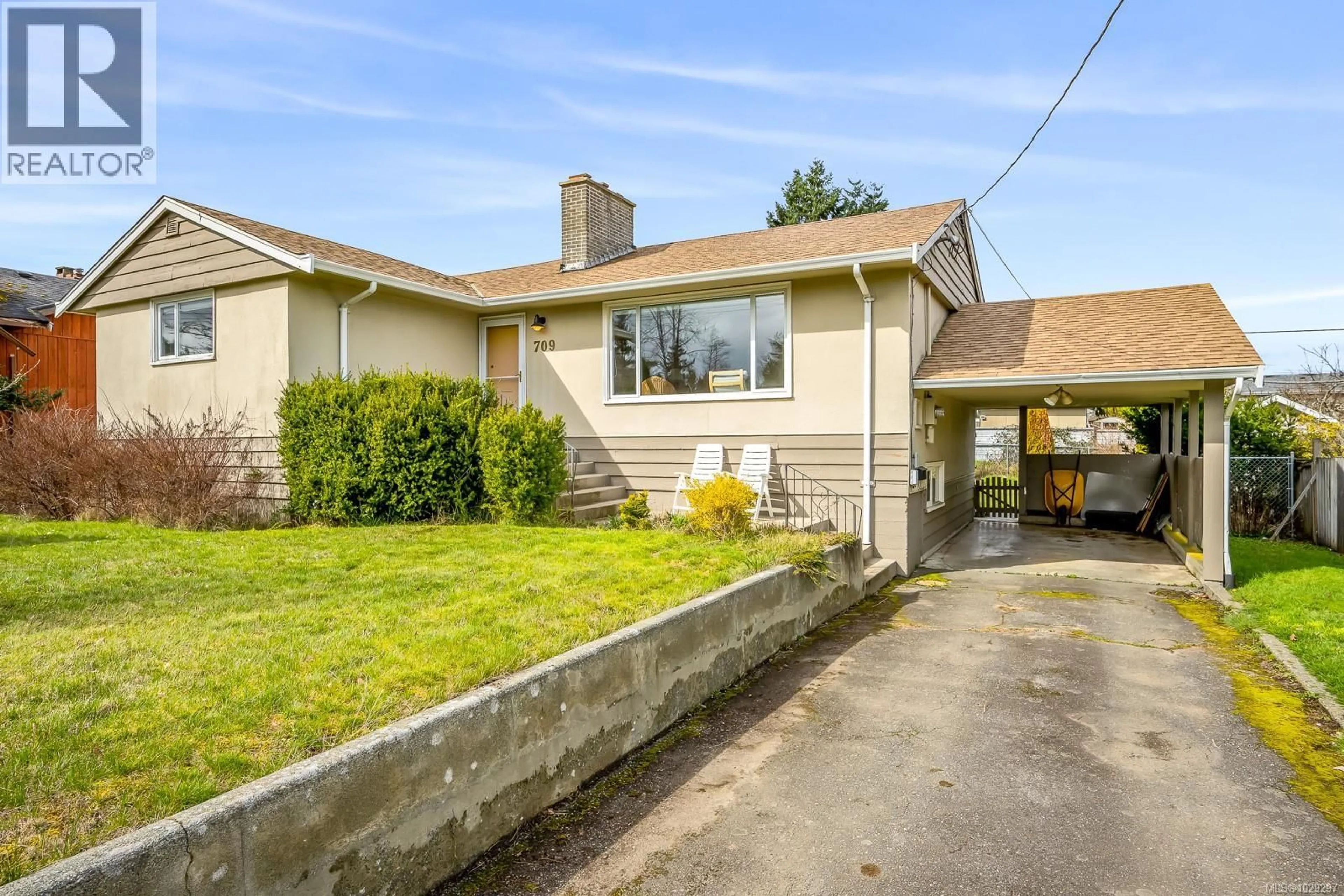 Home with vinyl exterior material, street for 709 17TH STREET, Courtenay British Columbia V9N1Z2