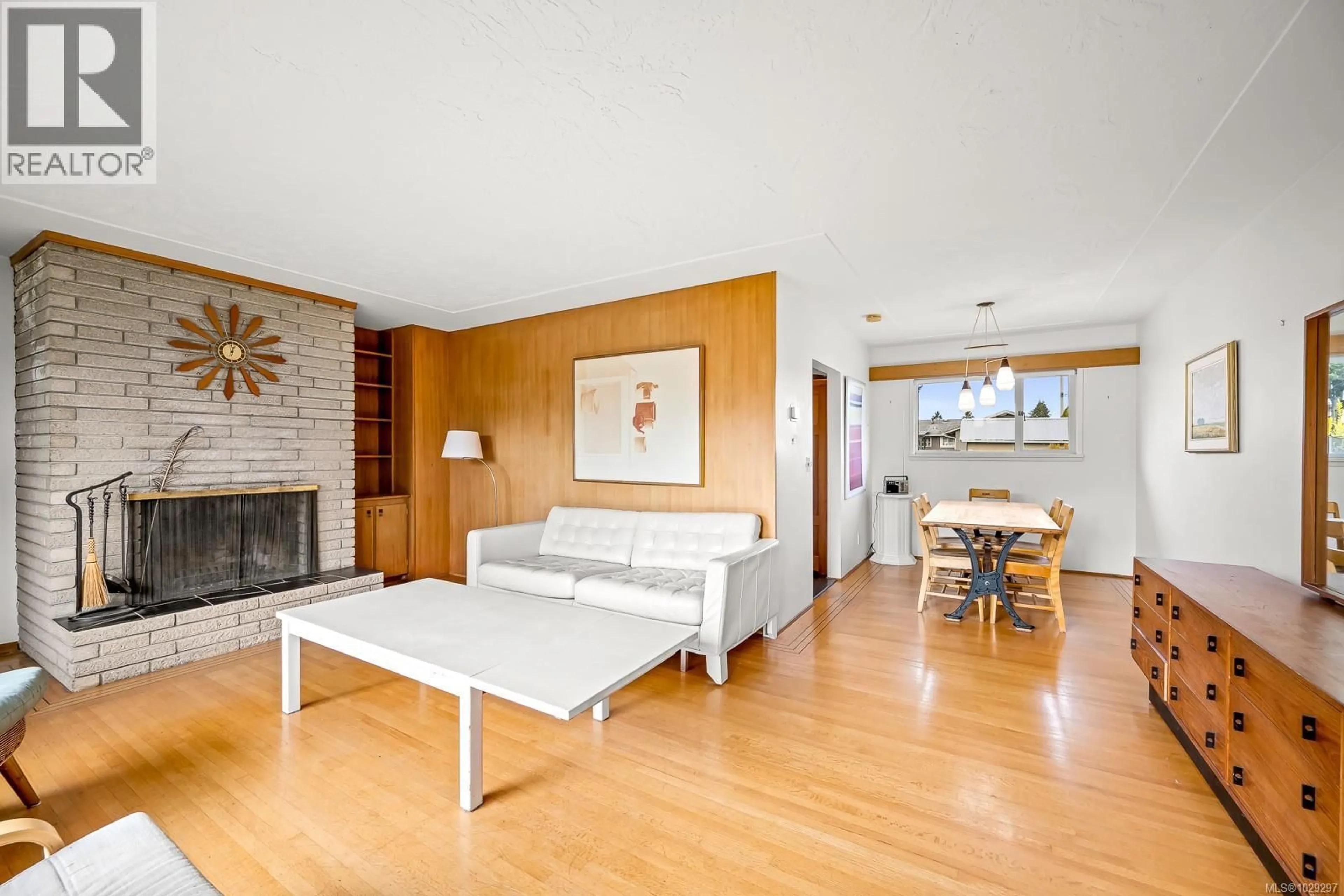Living room with furniture, wood/laminate floor for 709 17TH STREET, Courtenay British Columbia V9N1Z2