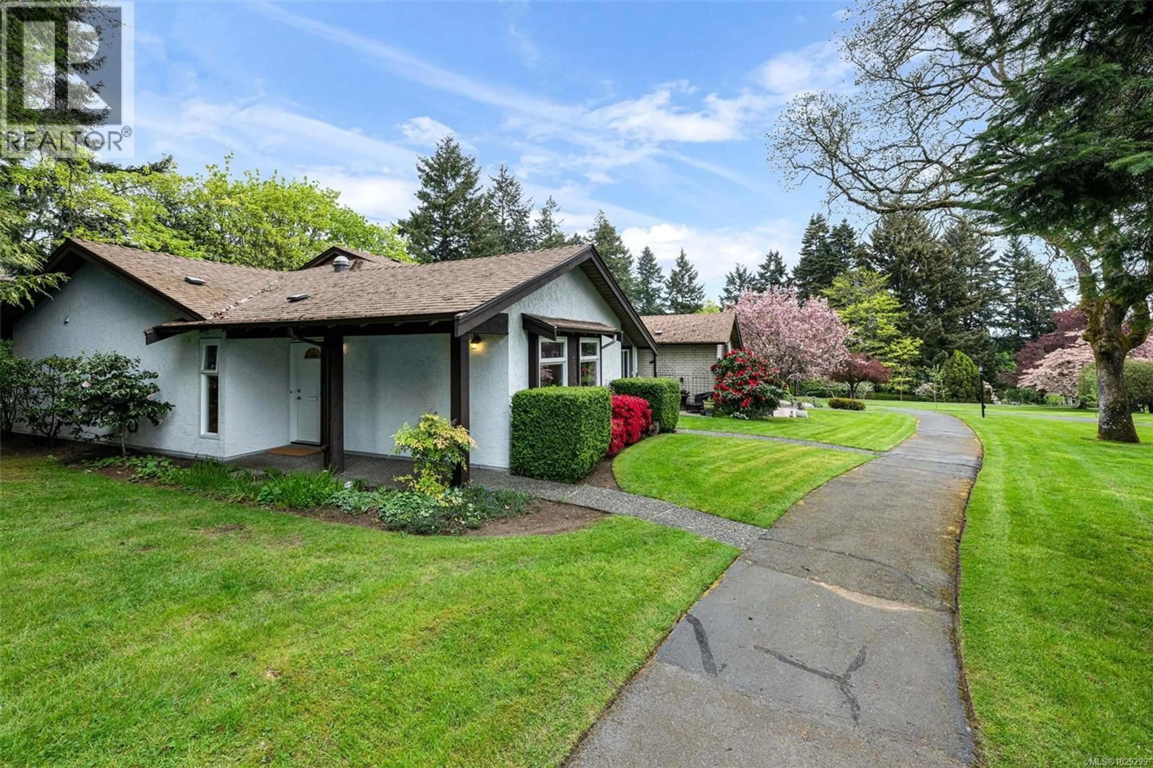 Home with vinyl exterior material, street for 38 - 278 ISLAND HIGHWAY, View Royal British Columbia V9B1G5