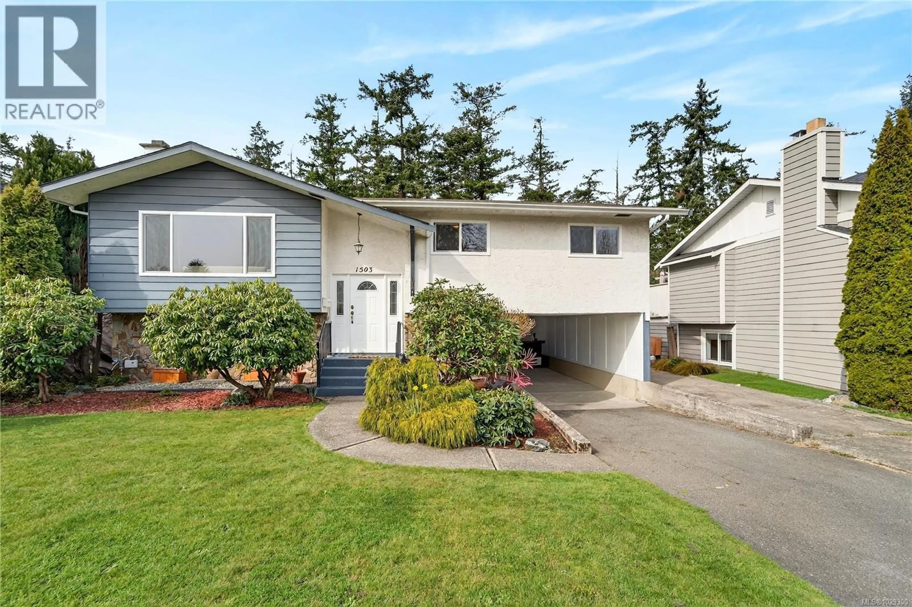 Home with vinyl exterior material, street for 1503 EDGEMONT ROAD, Saanich British Columbia V8N4P7