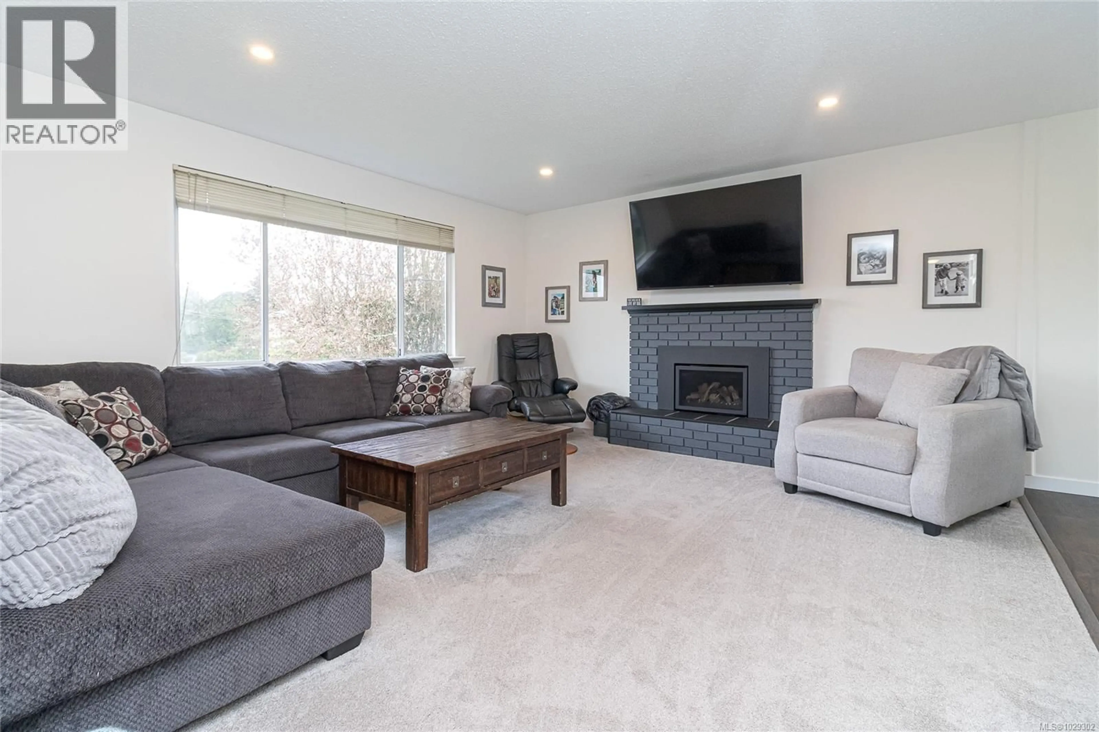 Living room with furniture, unknown for 10015 SIMKIN PLACE, Sidney British Columbia V8L3N5