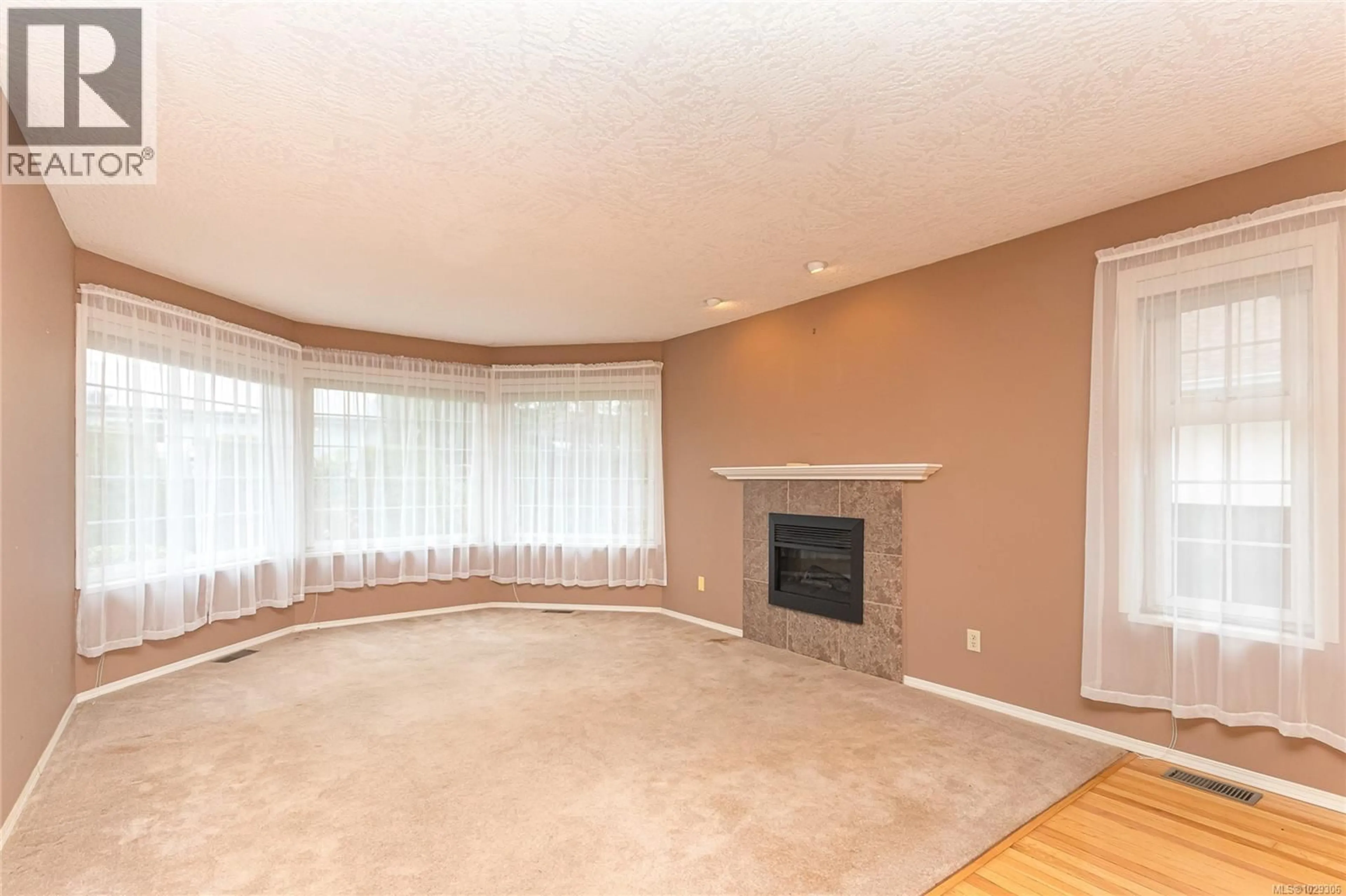 Living room with furniture, unknown for 2272 WEILER AVENUE, Sidney British Columbia V8L1R8