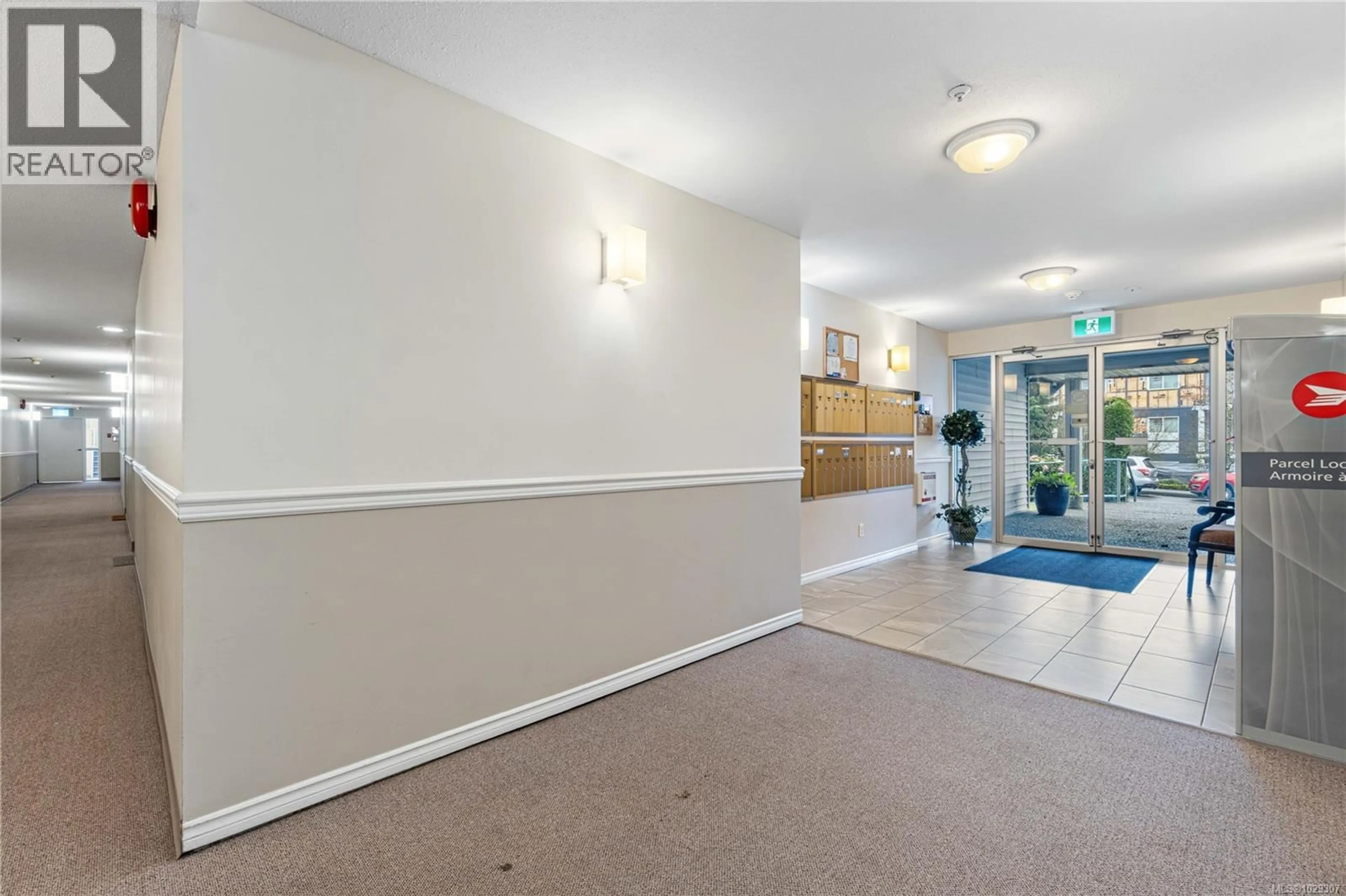 Indoor foyer for 406 - 1631 DUFFERIN CRESCENT, Nanaimo British Columbia V9S5T4