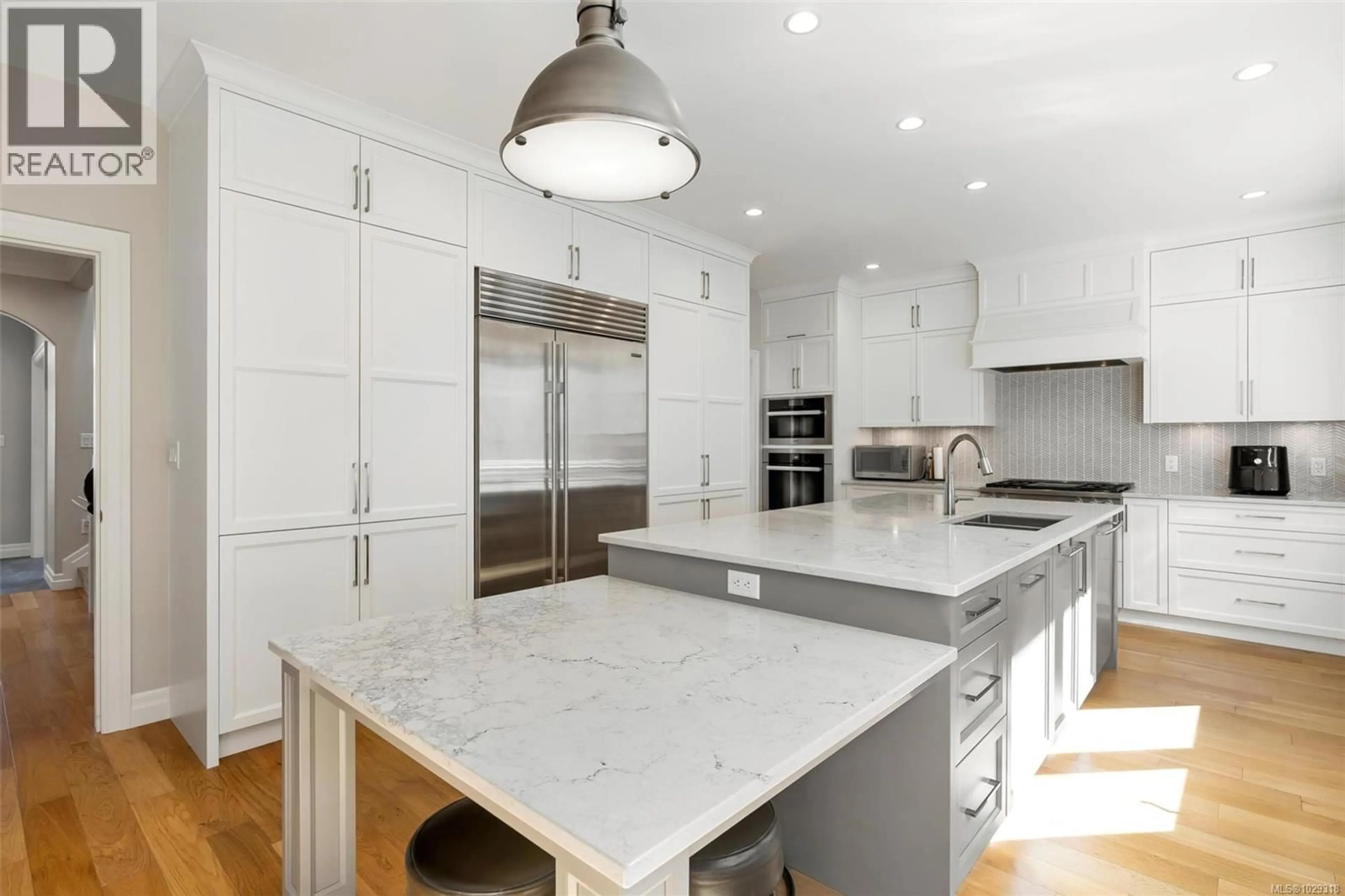 Contemporary kitchen, unknown for 805 DEL MONTE LANE, Saanich British Columbia V8Y3H2