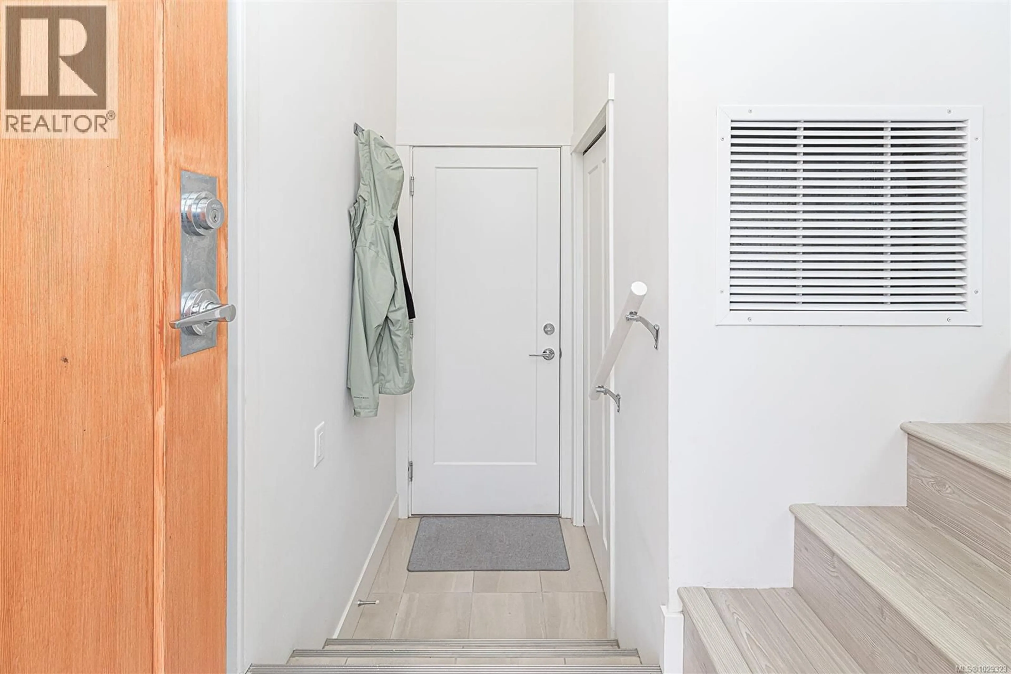 Indoor entryway for 4 - 350 LATORIA BOULEVARD, Colwood British Columbia V9C0M9