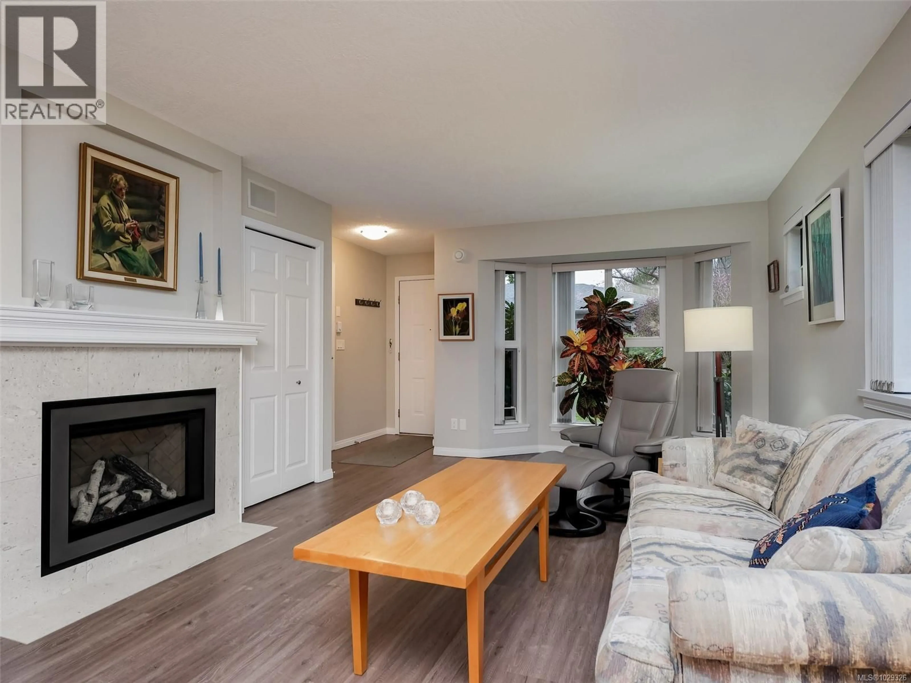 Living room with furniture, wood/laminate floor for 12 - 1473 GARNET ROAD, Saanich British Columbia V8P5X9