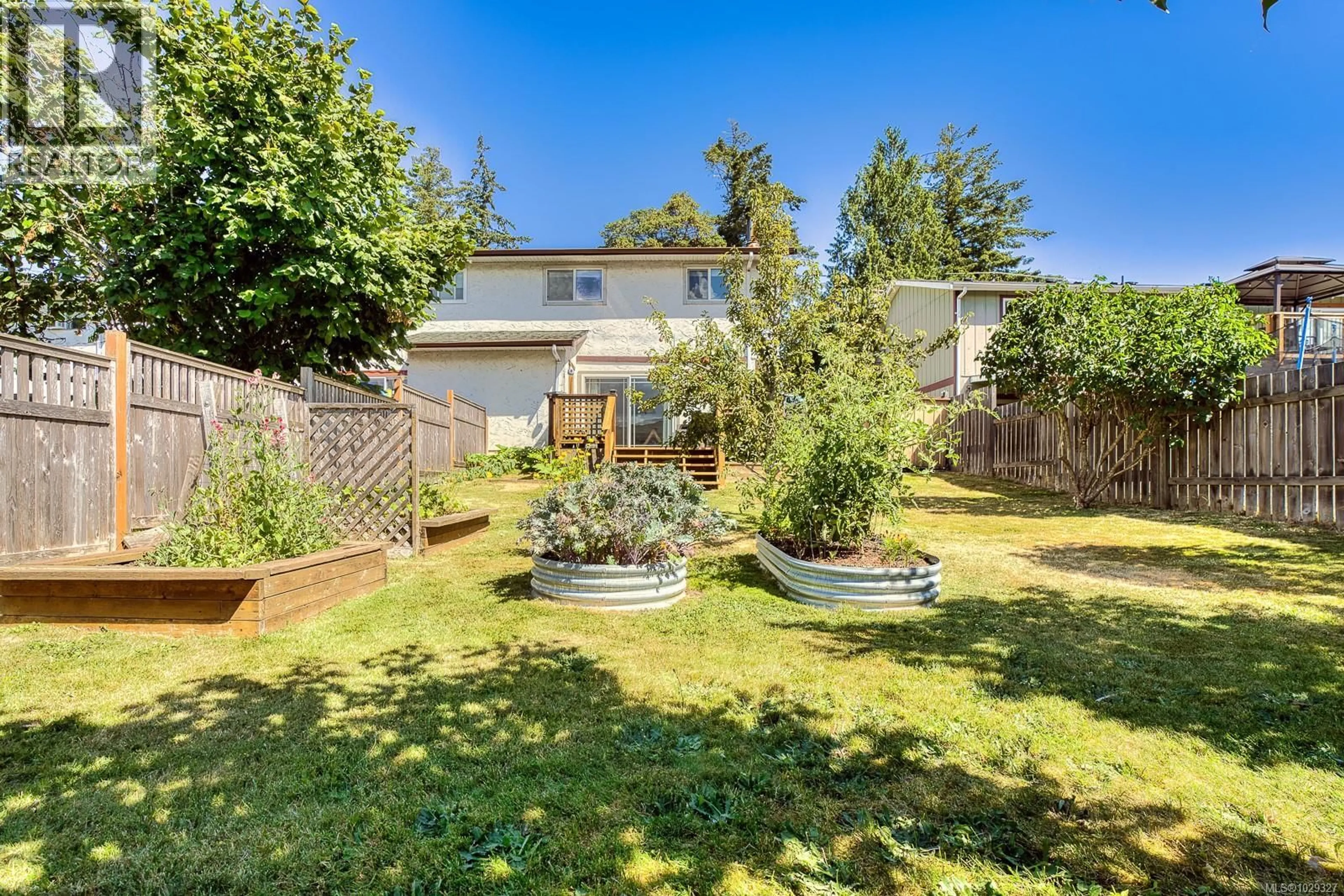 A pic from outside/outdoor area/front of a property/back of a property/a pic from drone, street for 2517 ROSSTOWN ROAD, Nanaimo British Columbia V9T3R9