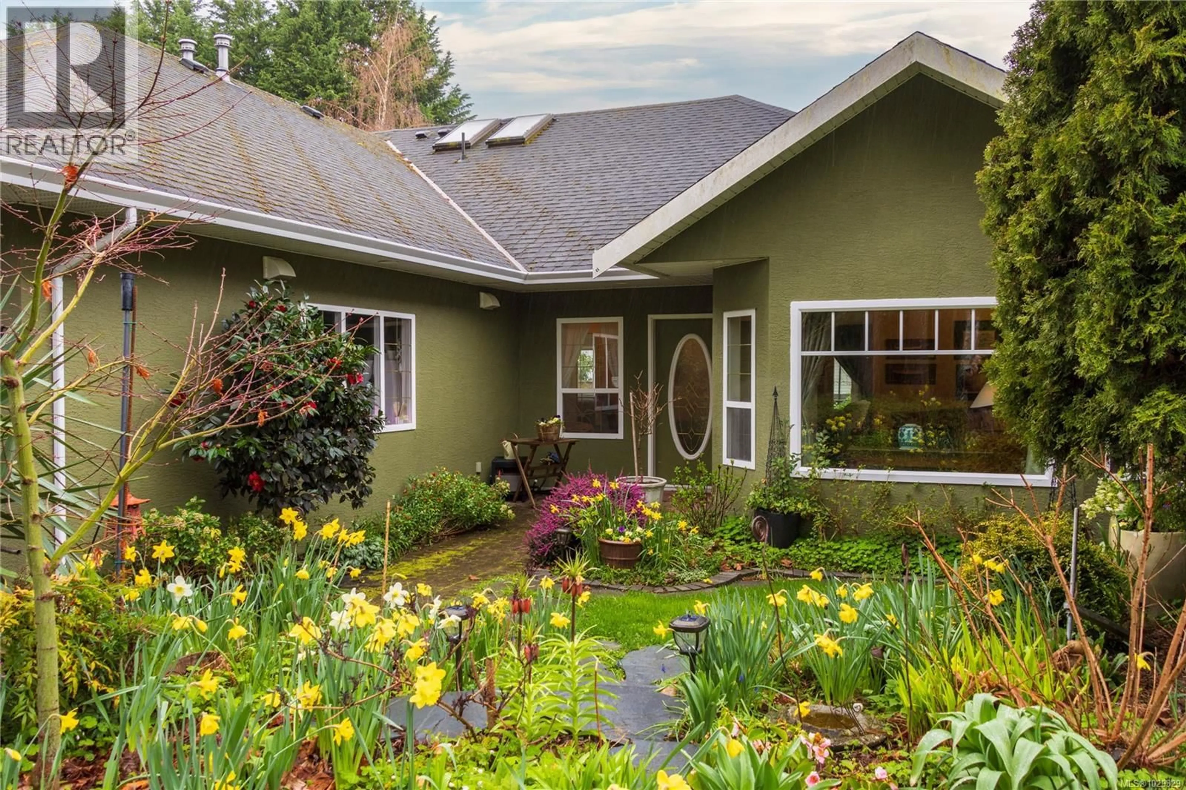 Home with vinyl exterior material, mountain view for 1058 HOLLY PARK ROAD, Central Saanich British Columbia V8M1H8