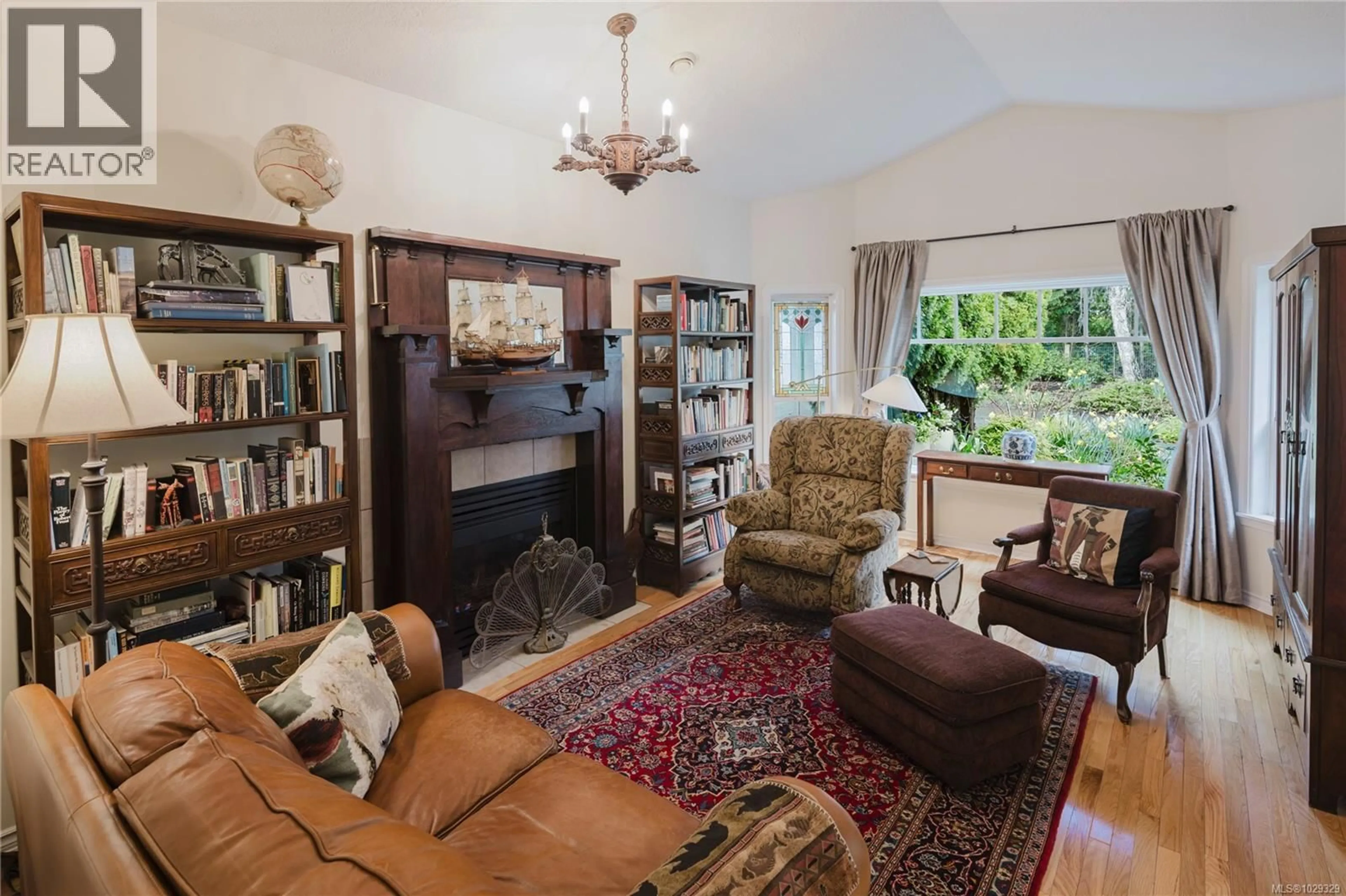 Living room with furniture, unknown for 1058 HOLLY PARK ROAD, Central Saanich British Columbia V8M1H8