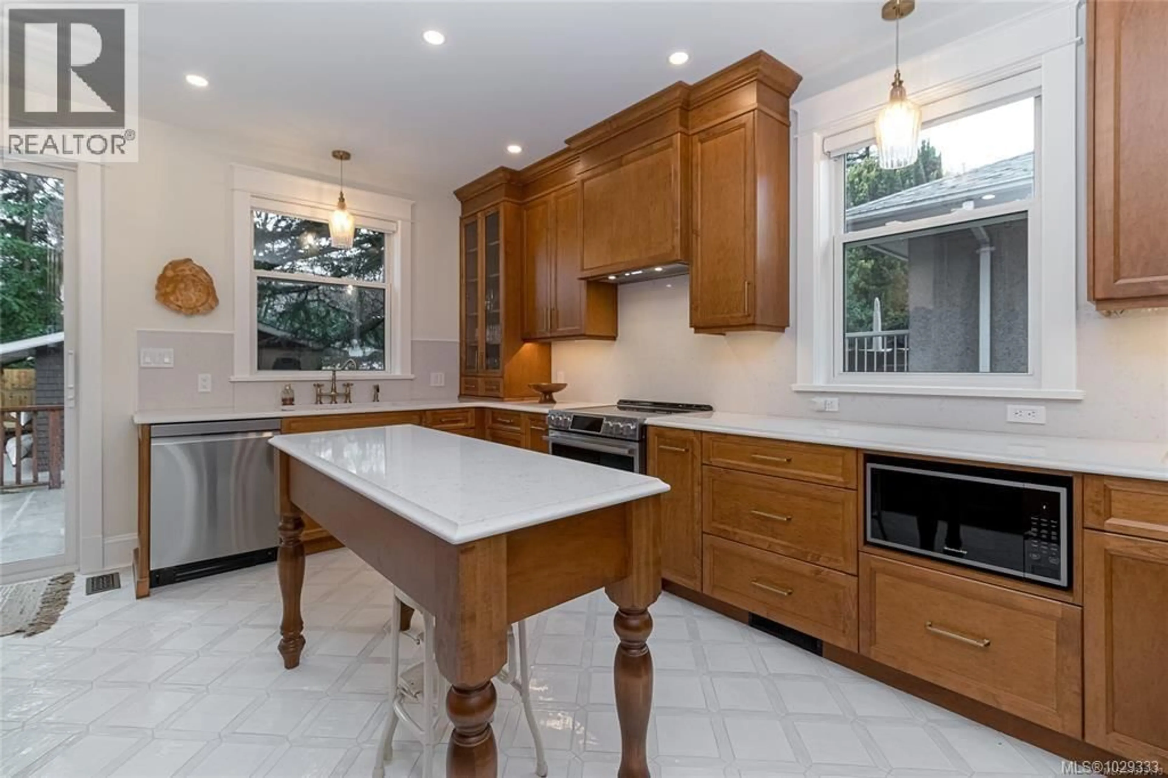 Open concept kitchen, ceramic/tile floor for 2614 AVEBURY AVENUE, Victoria British Columbia V8R3W2