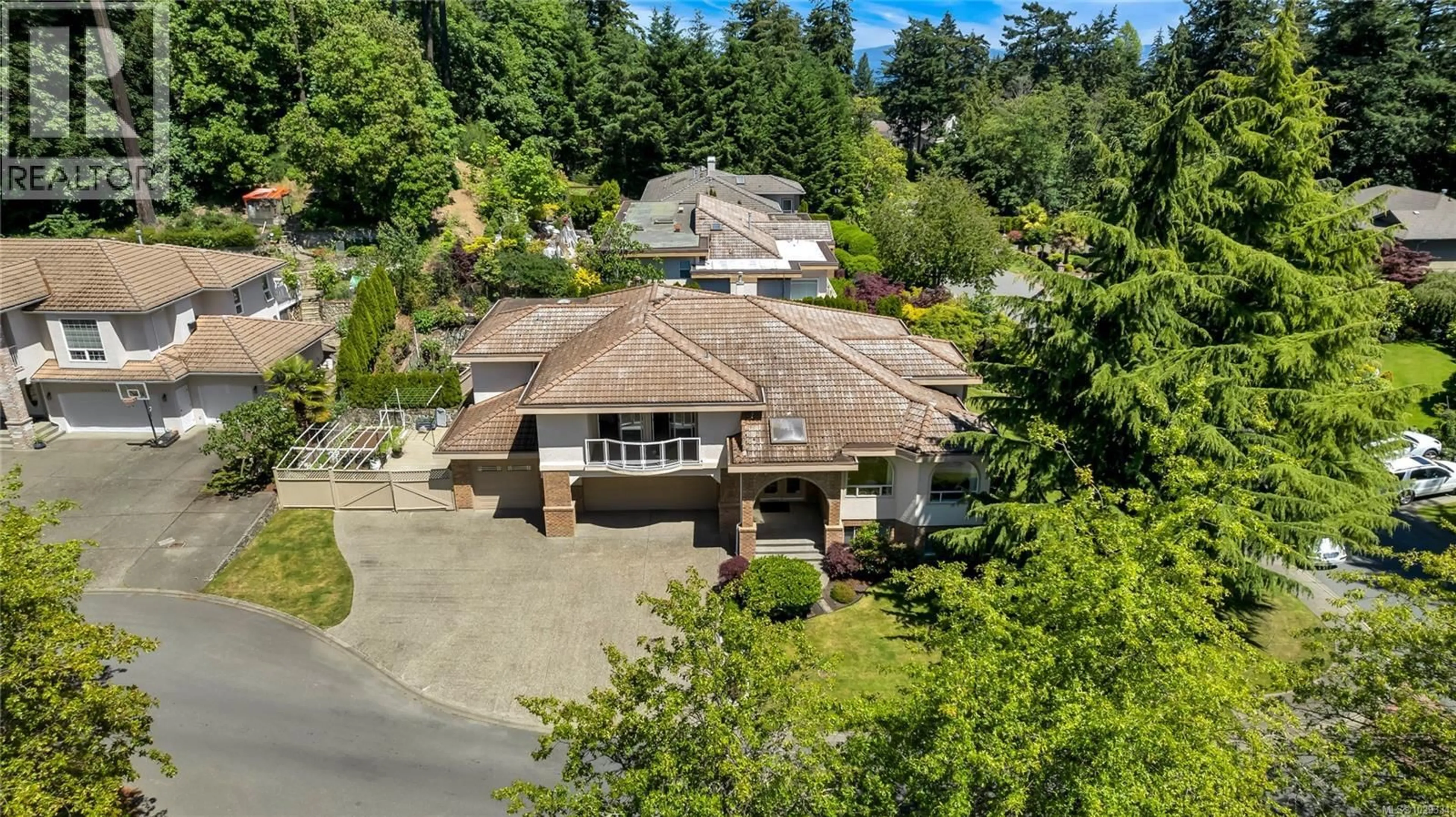 A pic from outside/outdoor area/front of a property/back of a property/a pic from drone, street for 948 BOULDERWOOD RISE, Saanich British Columbia V8Y3G5