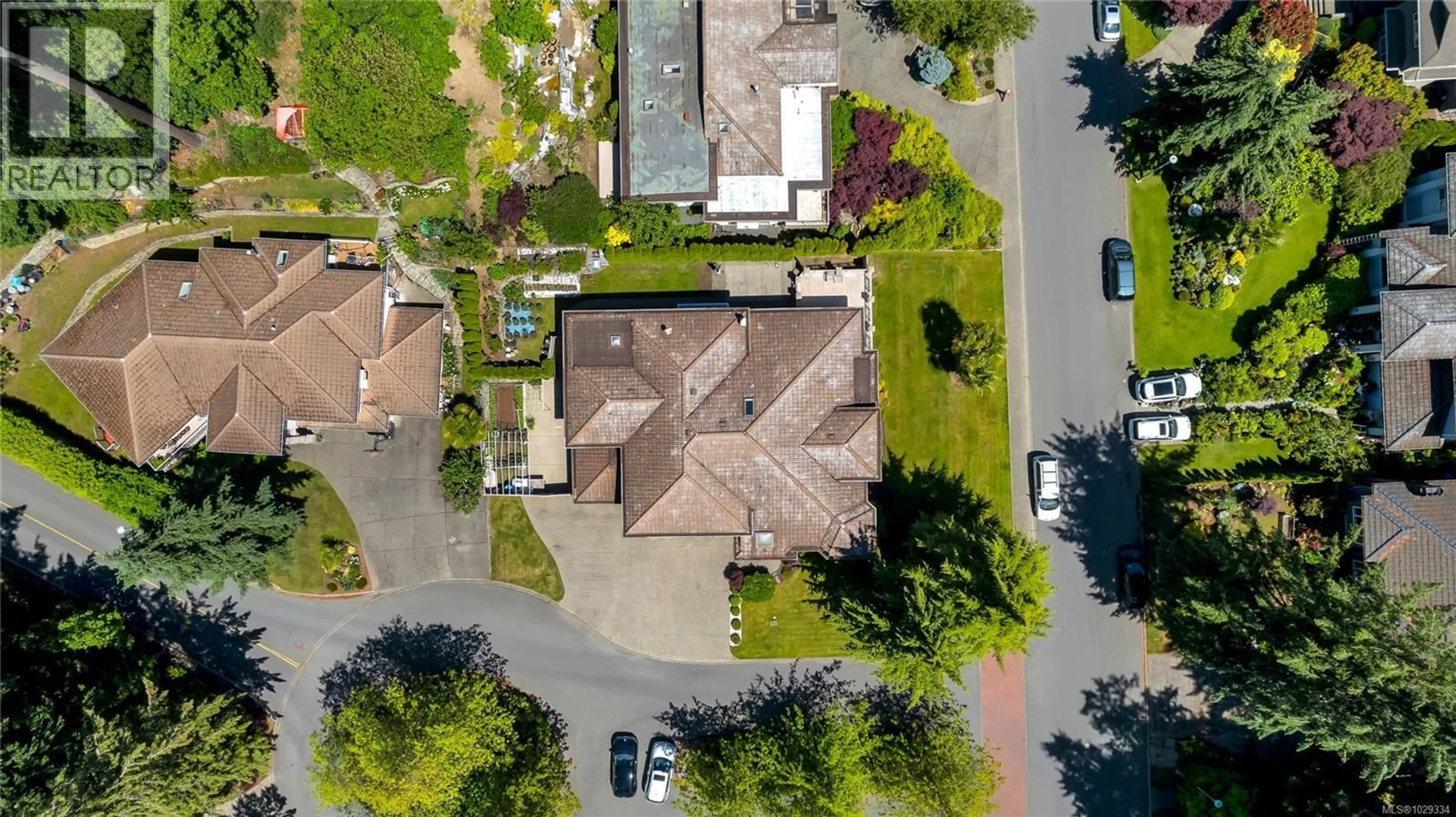 A pic from outside/outdoor area/front of a property/back of a property/a pic from drone, street for 948 BOULDERWOOD RISE, Saanich British Columbia V8Y3G5