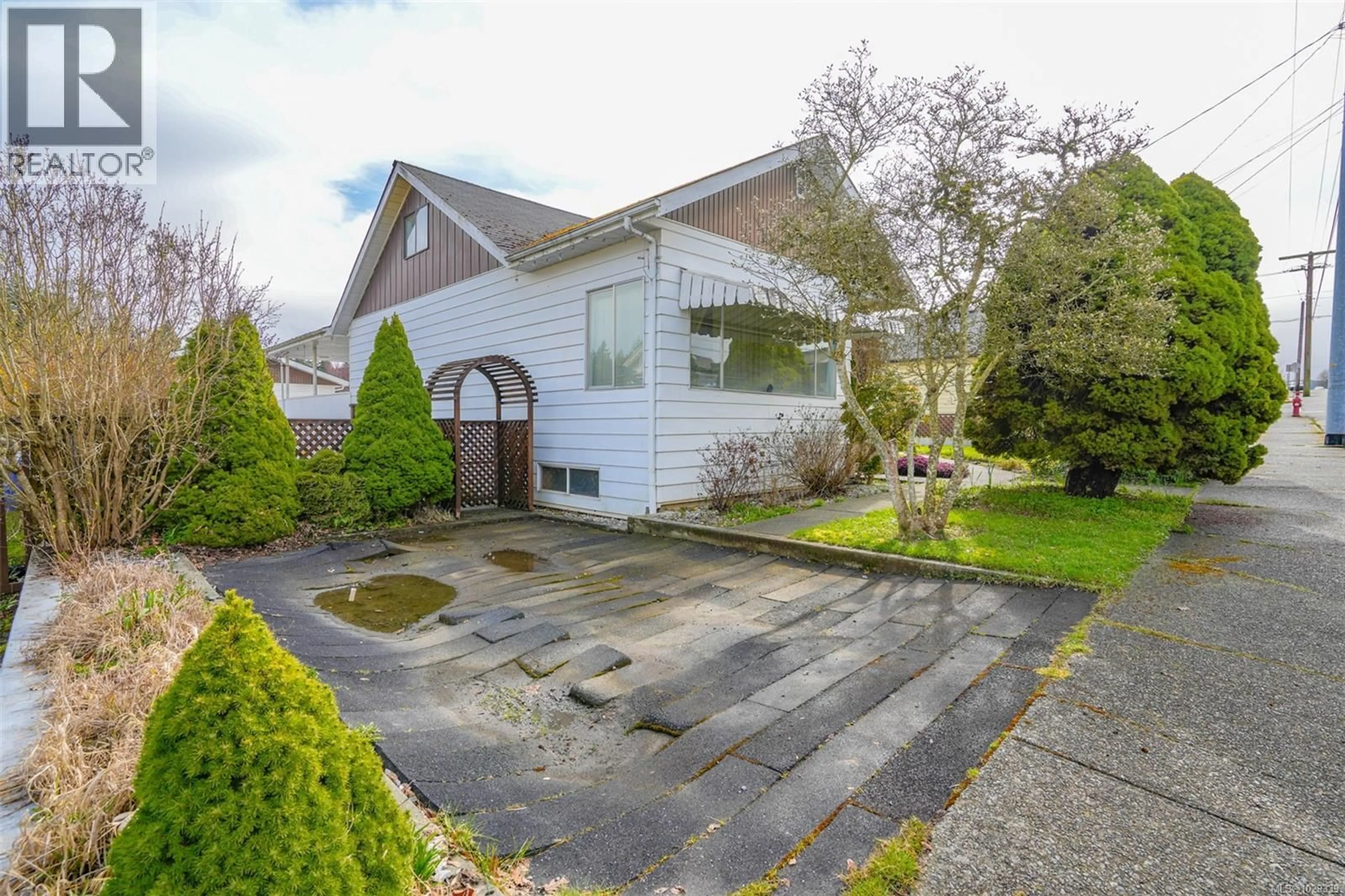 A pic from outside/outdoor area/front of a property/back of a property/a pic from drone, street for 3129 10TH AVENUE, Port Alberni British Columbia V9Y4V8