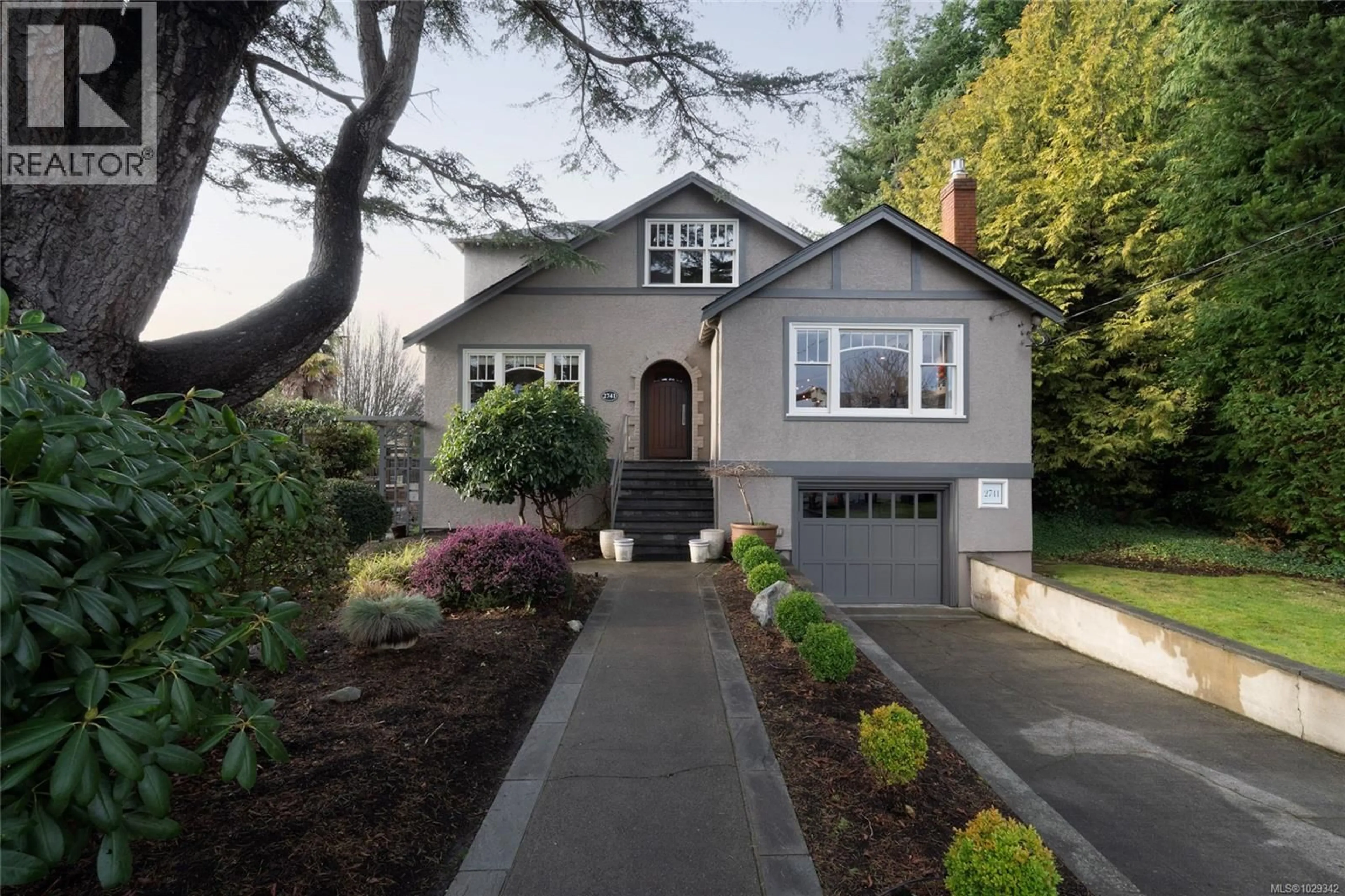 Home with vinyl exterior material, street for 2741 DUFFERIN AVENUE, Oak Bay British Columbia V8R3L5