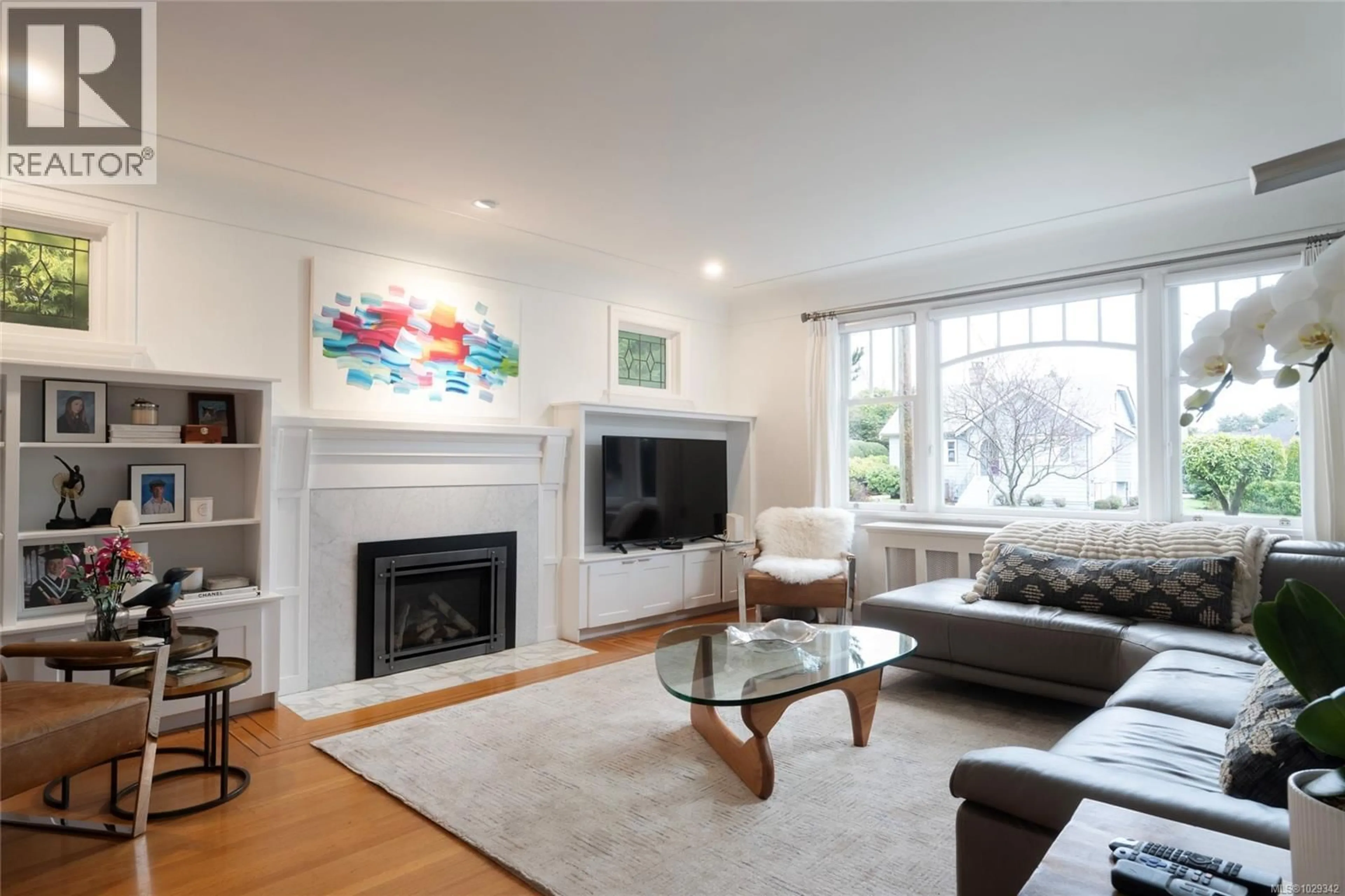 Living room with furniture, wood/laminate floor for 2741 DUFFERIN AVENUE, Oak Bay British Columbia V8R3L5