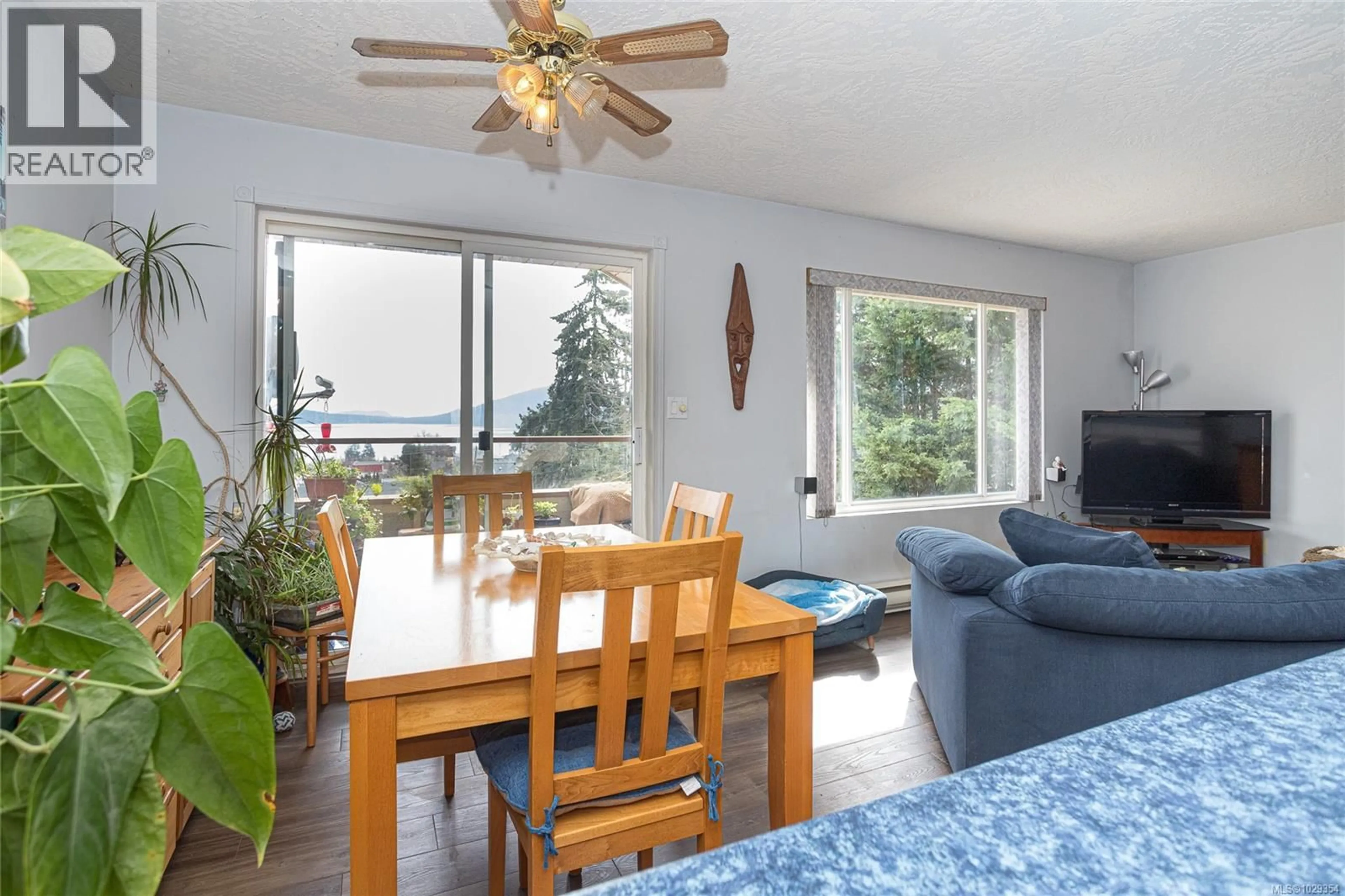 Living room with furniture, wood/laminate floor for 7 - 8150 ARTHUR STREET, Crofton British Columbia V0R1R0