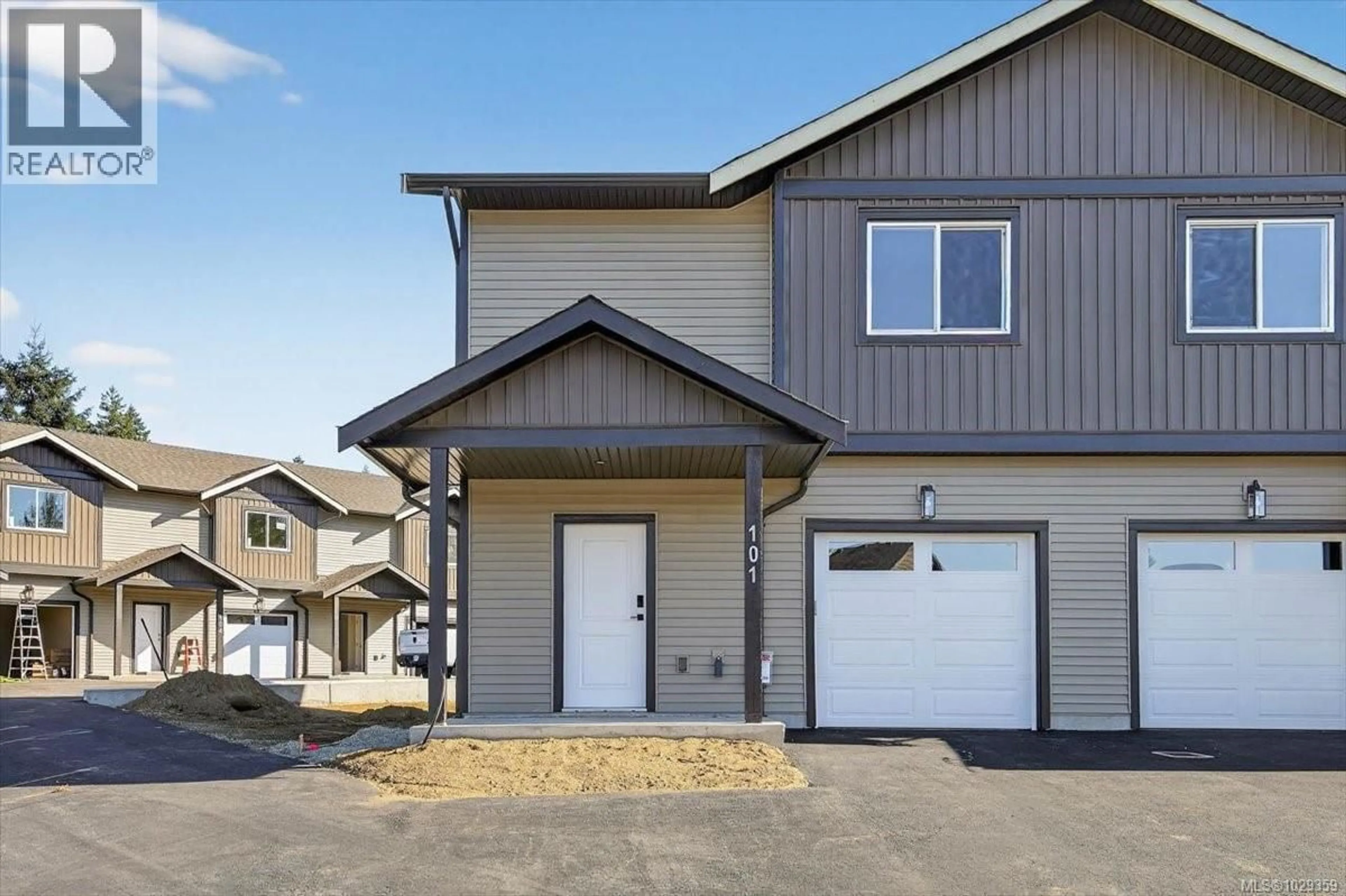 Home with vinyl exterior material, street for 101 - 5535 WOODLAND CRESCENT EAST, Port Alberni British Columbia V9Y8E6