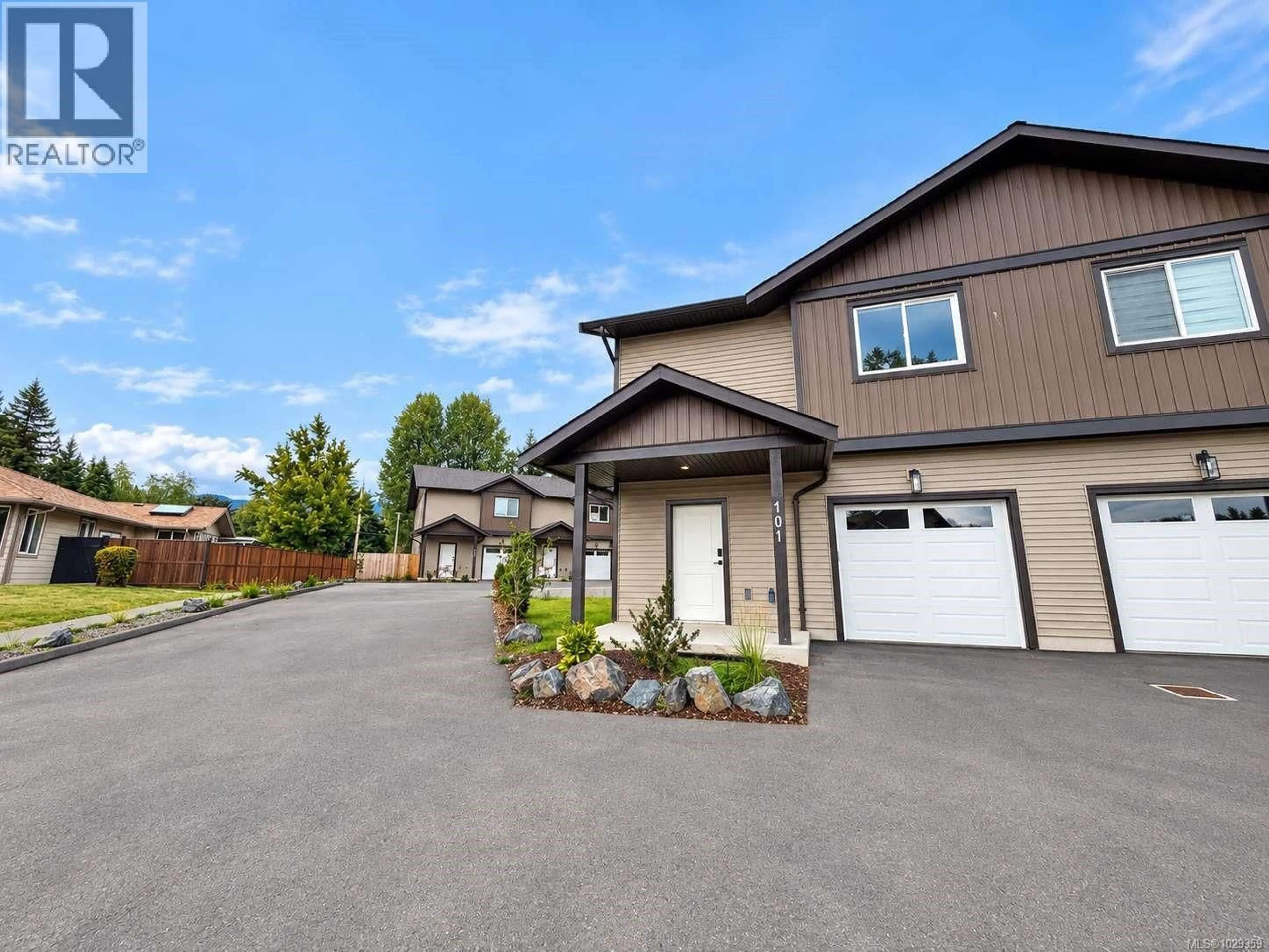 Home with vinyl exterior material, street for 101 - 5535 WOODLAND CRESCENT EAST, Port Alberni British Columbia V9Y8E6
