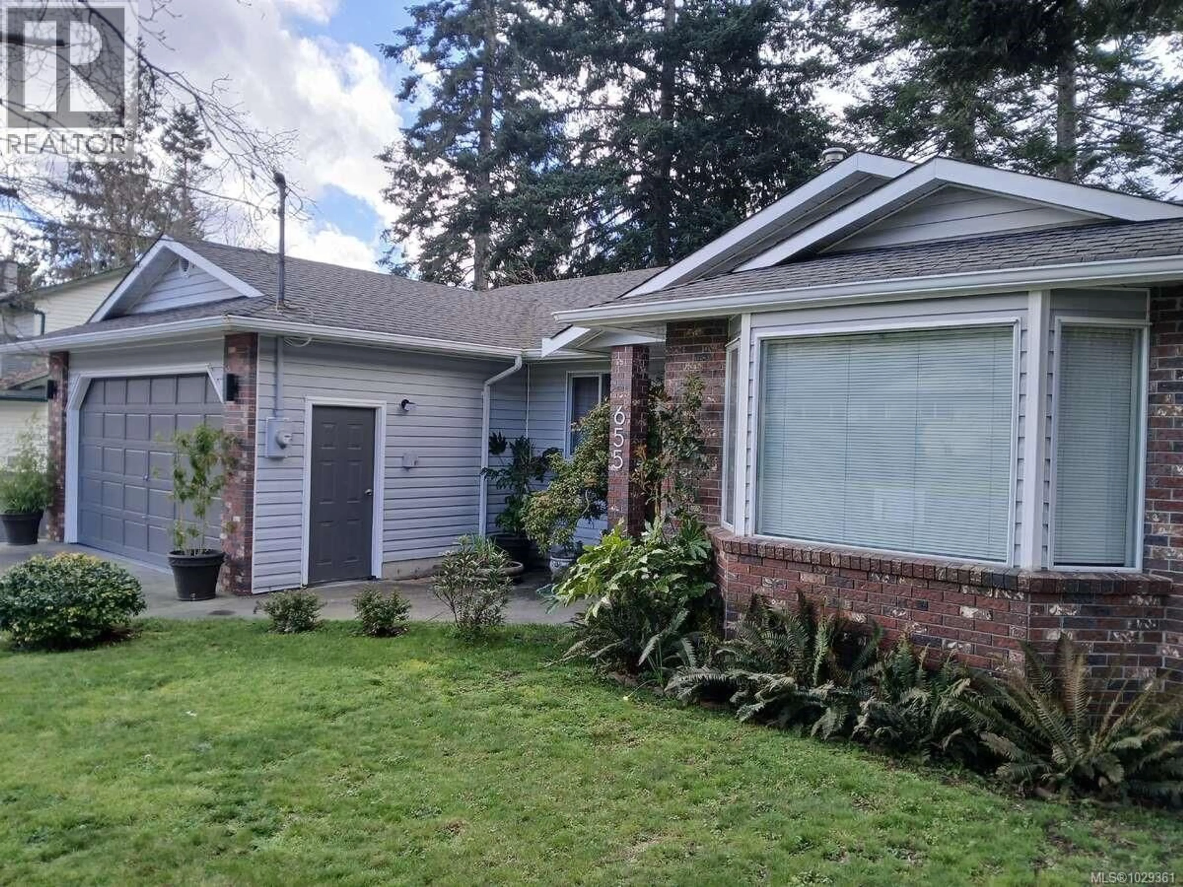 Home with vinyl exterior material, street for 655 TOTEM CRESCENT, Comox British Columbia V9M3J8