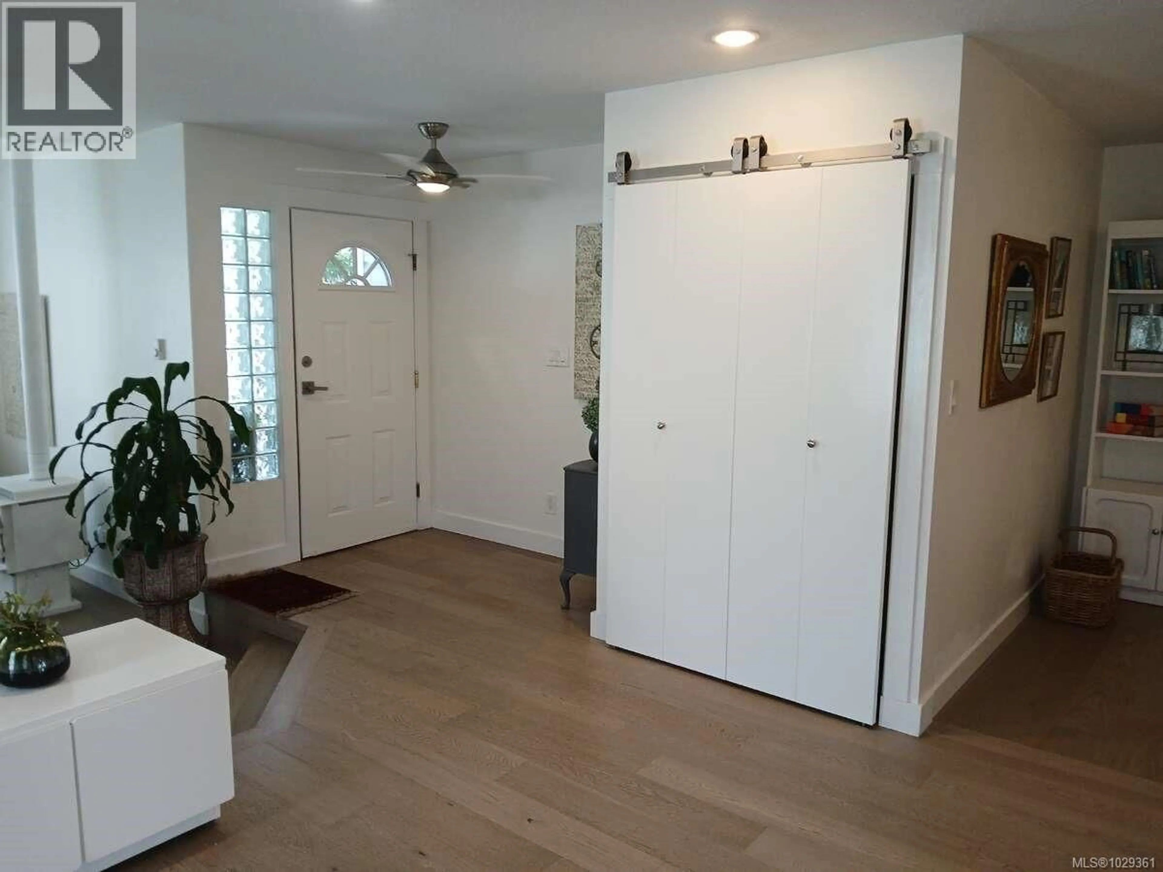 Indoor entryway for 655 TOTEM CRESCENT, Comox British Columbia V9M3J8