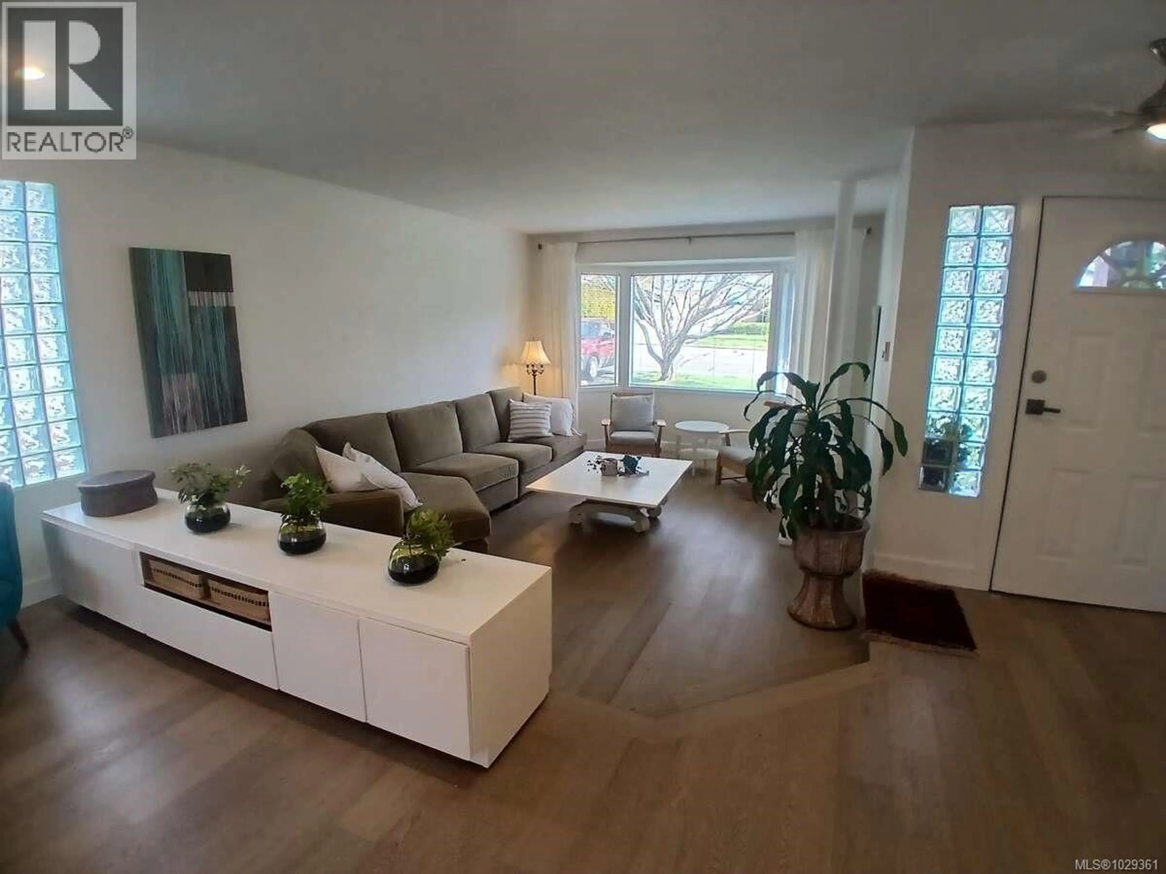 Living room with furniture, wood/laminate floor for 655 TOTEM CRESCENT, Comox British Columbia V9M3J8