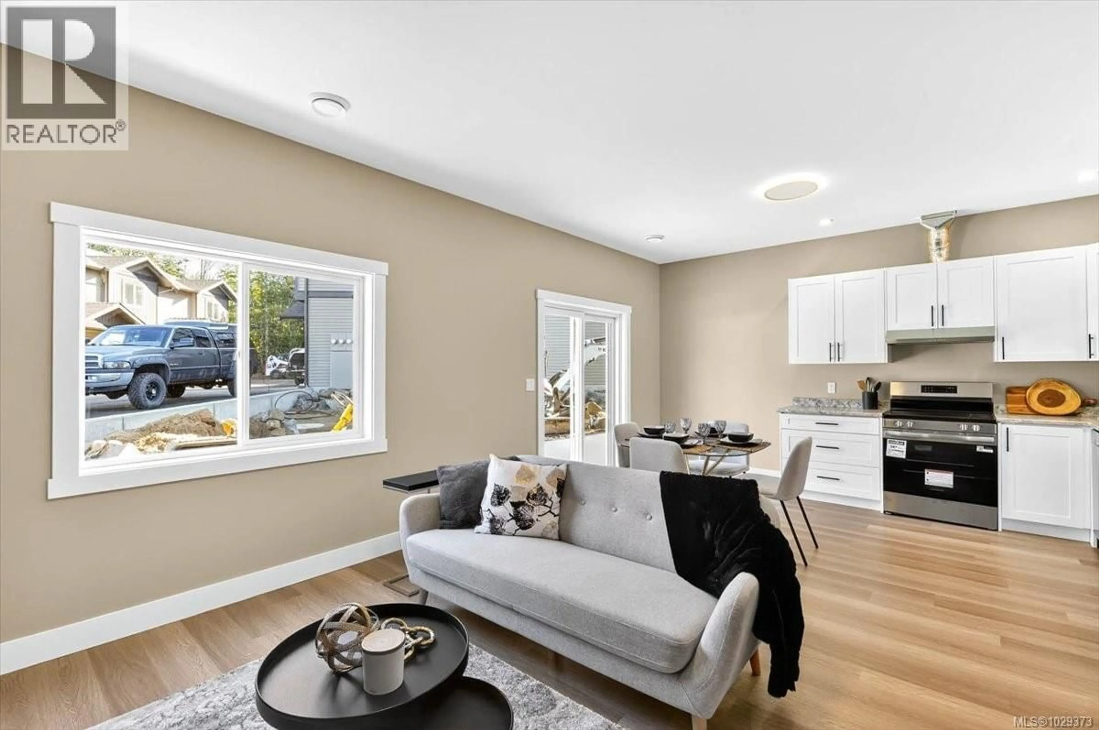 Living room with furniture, unknown for 106 - 5535 WOODLAND CRESCENT EAST, Port Alberni British Columbia V9Y8E6