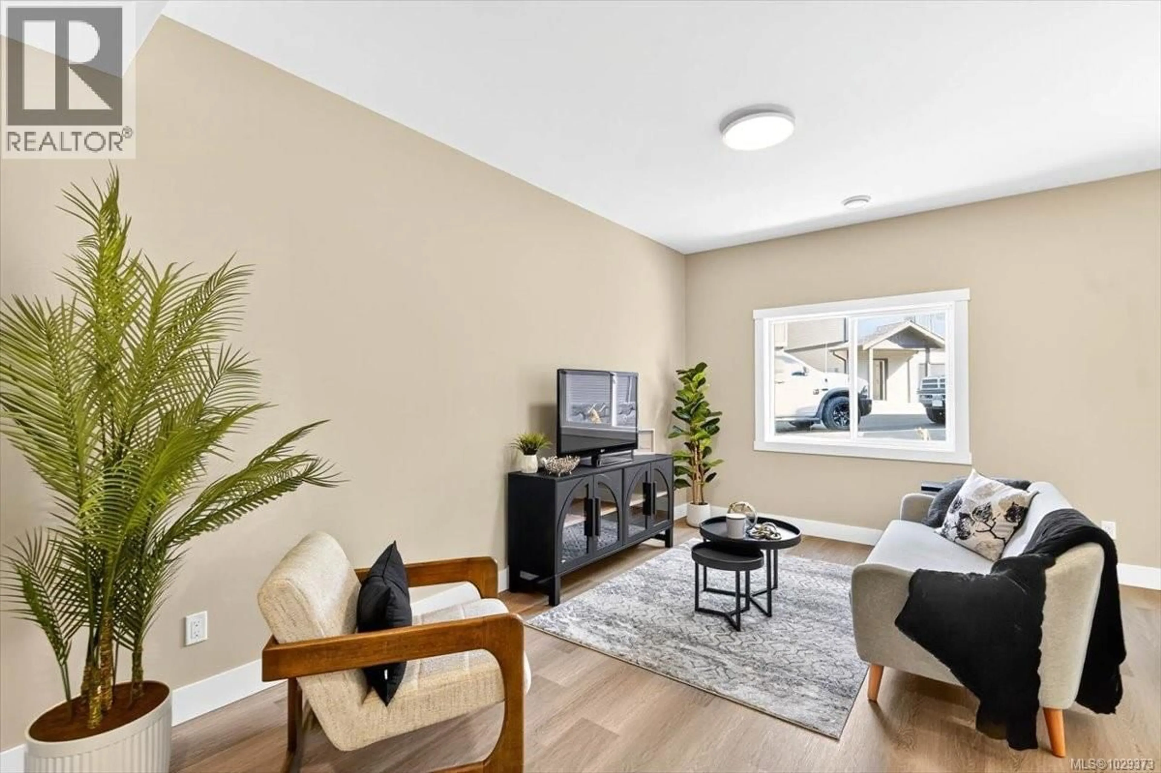 Living room with furniture, unknown for 106 - 5535 WOODLAND CRESCENT EAST, Port Alberni British Columbia V9Y8E6