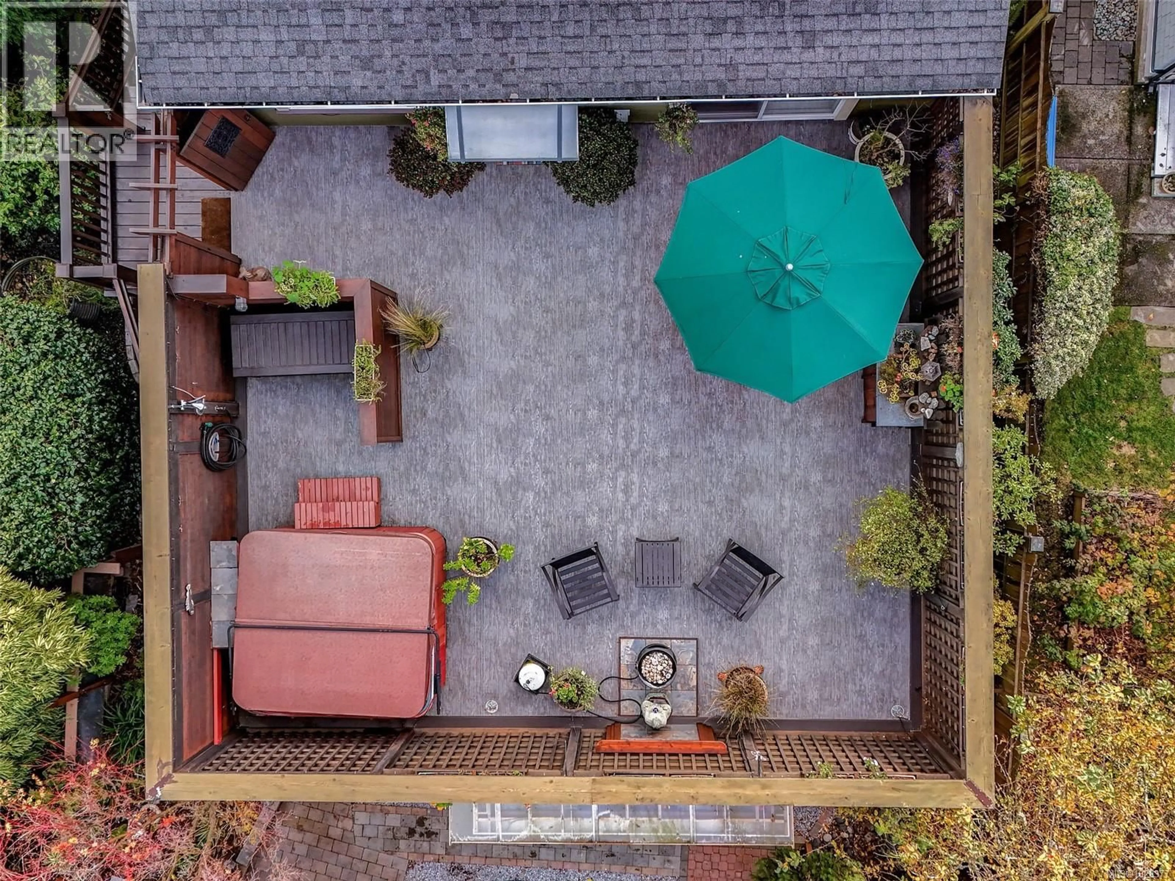 A pic from outside/outdoor area/front of a property/back of a property/a pic from drone, street for 1152 CHAPMAN STREET, Victoria British Columbia V8V2T6