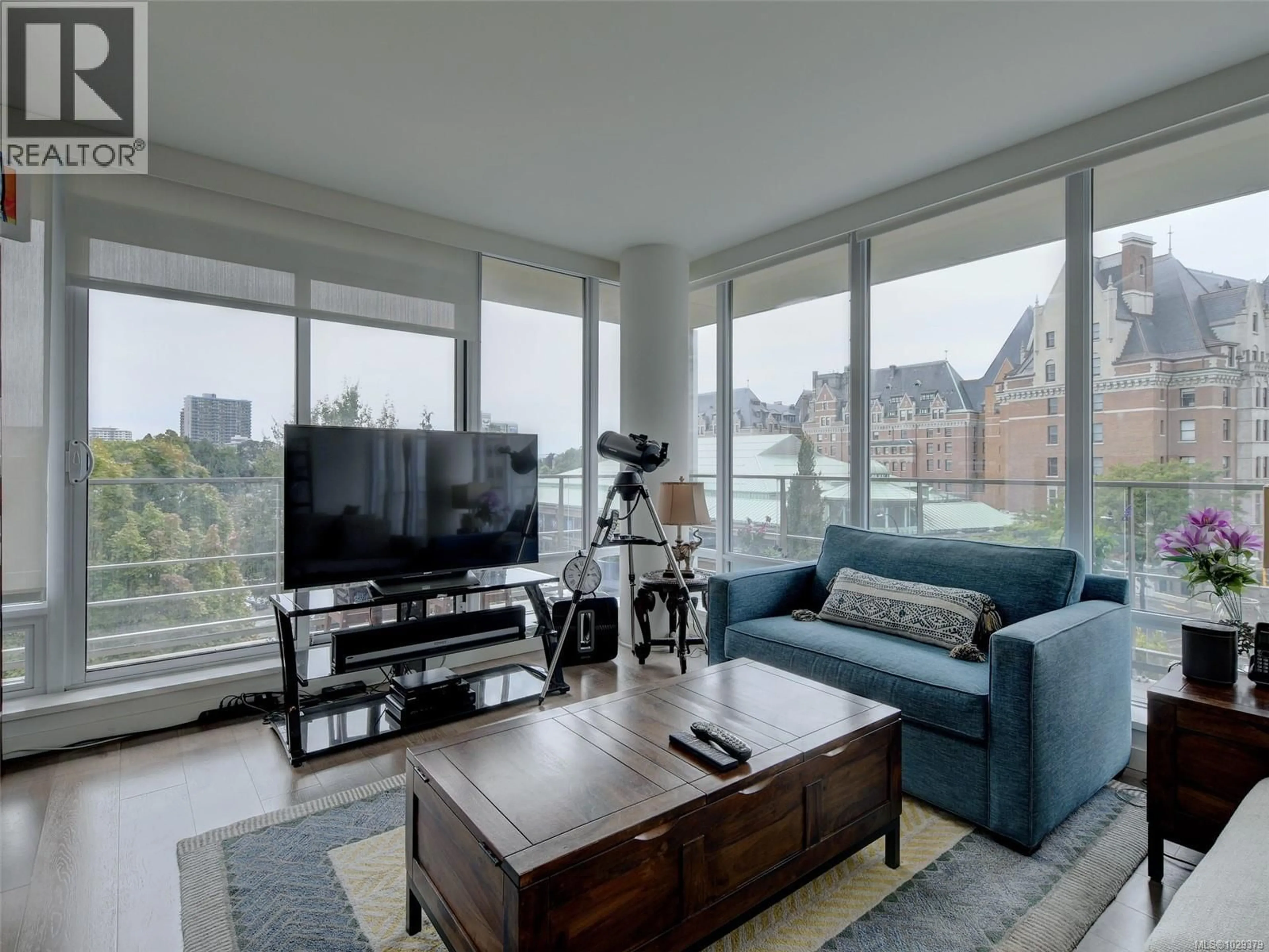 Living room with furniture, unknown for 406 - 708 BURDETT AVENUE, Victoria British Columbia V8W0A8