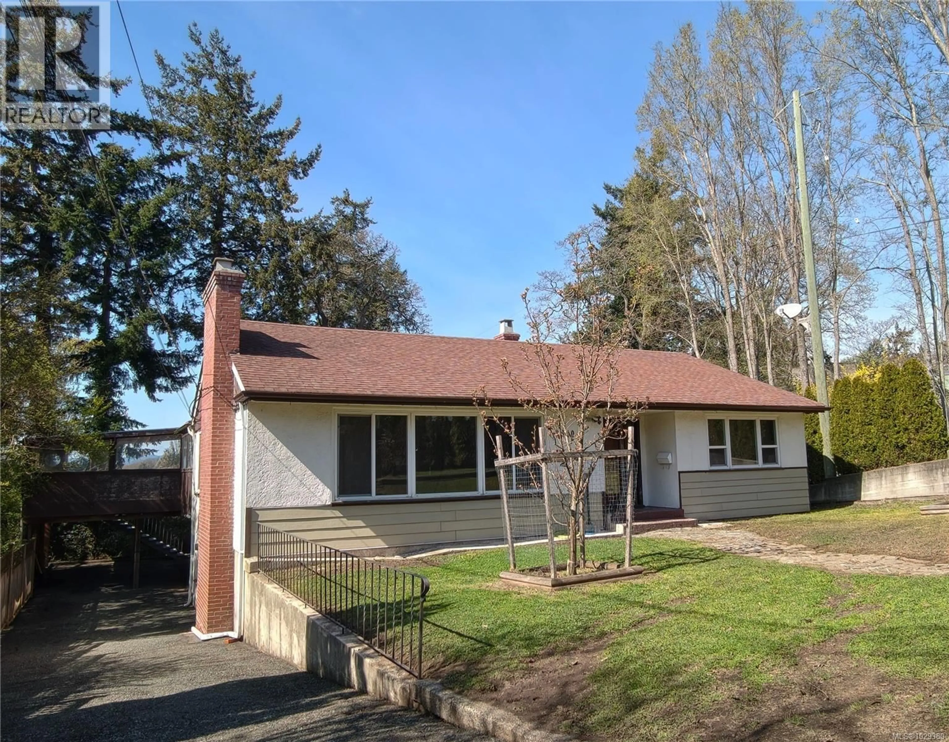 A pic from outside/outdoor area/front of a property/back of a property/a pic from drone, street for 3510 RICHMOND ROAD, Saanich British Columbia V8P4P8