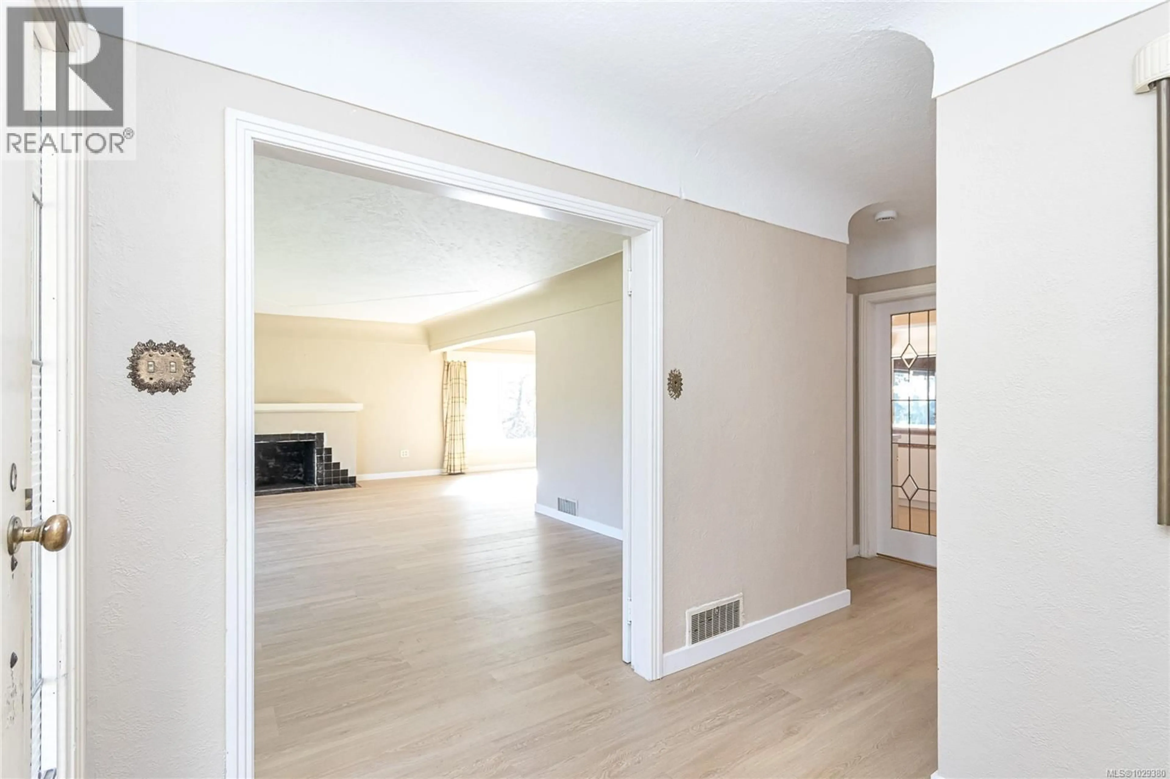 Unknown for 3510 RICHMOND ROAD, Saanich British Columbia V8P4P8