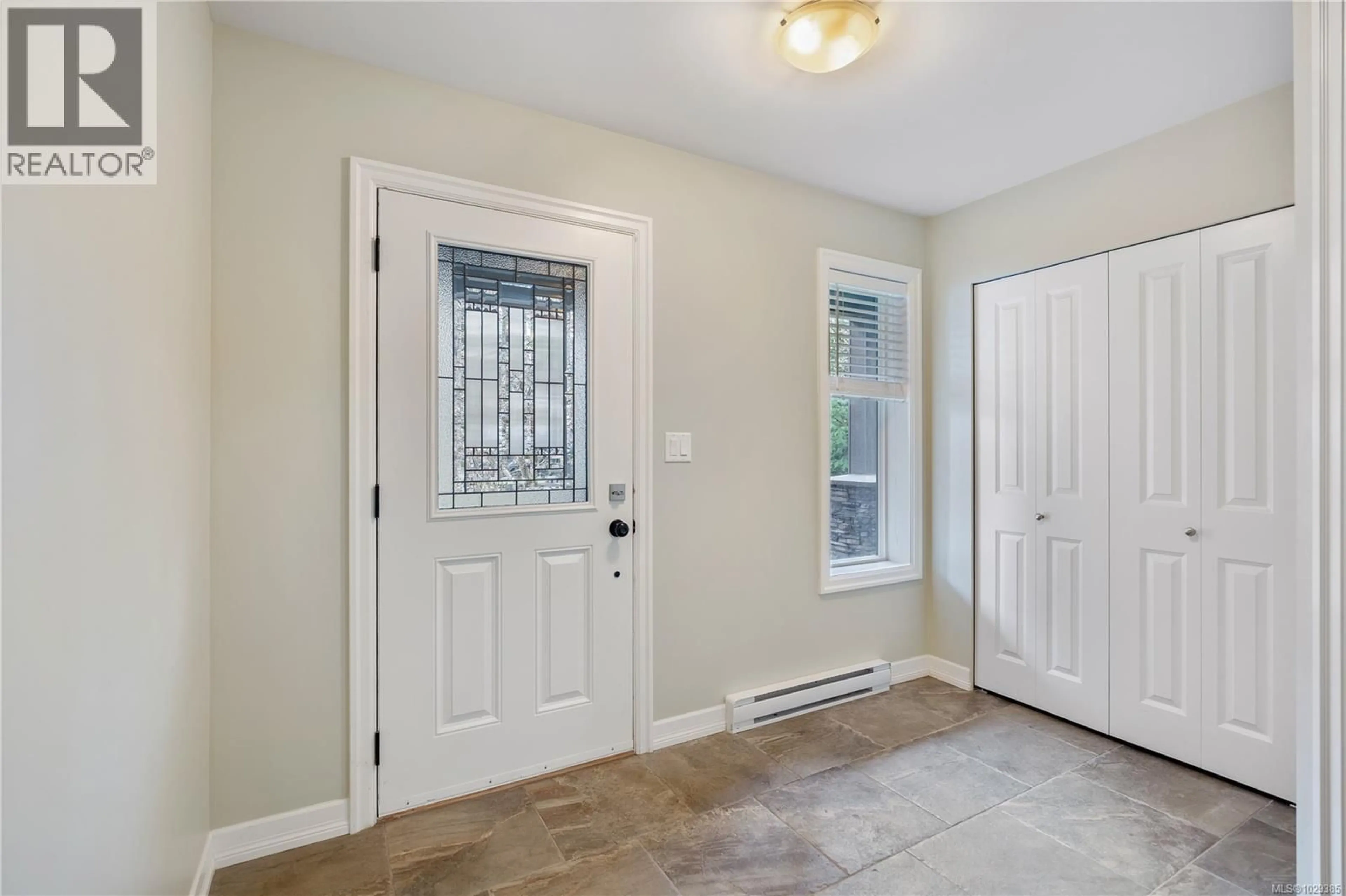 Indoor entryway for 1076 JENKINS AVENUE, Langford British Columbia V9B2N7