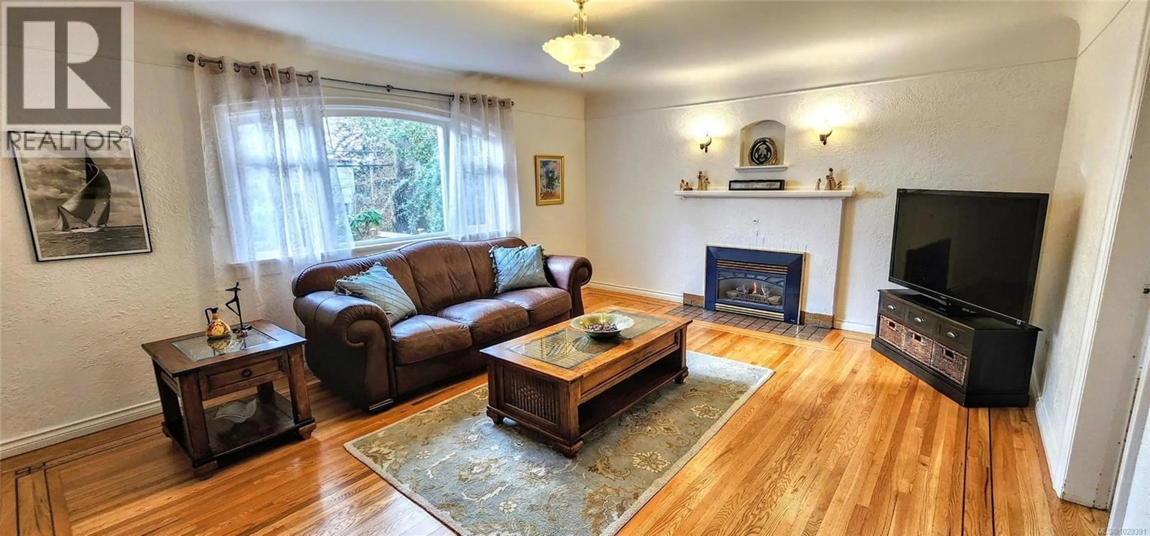 Living room with furniture, wood/laminate floor for 1250 ROCKLAND AVENUE, Victoria British Columbia V8V3J2