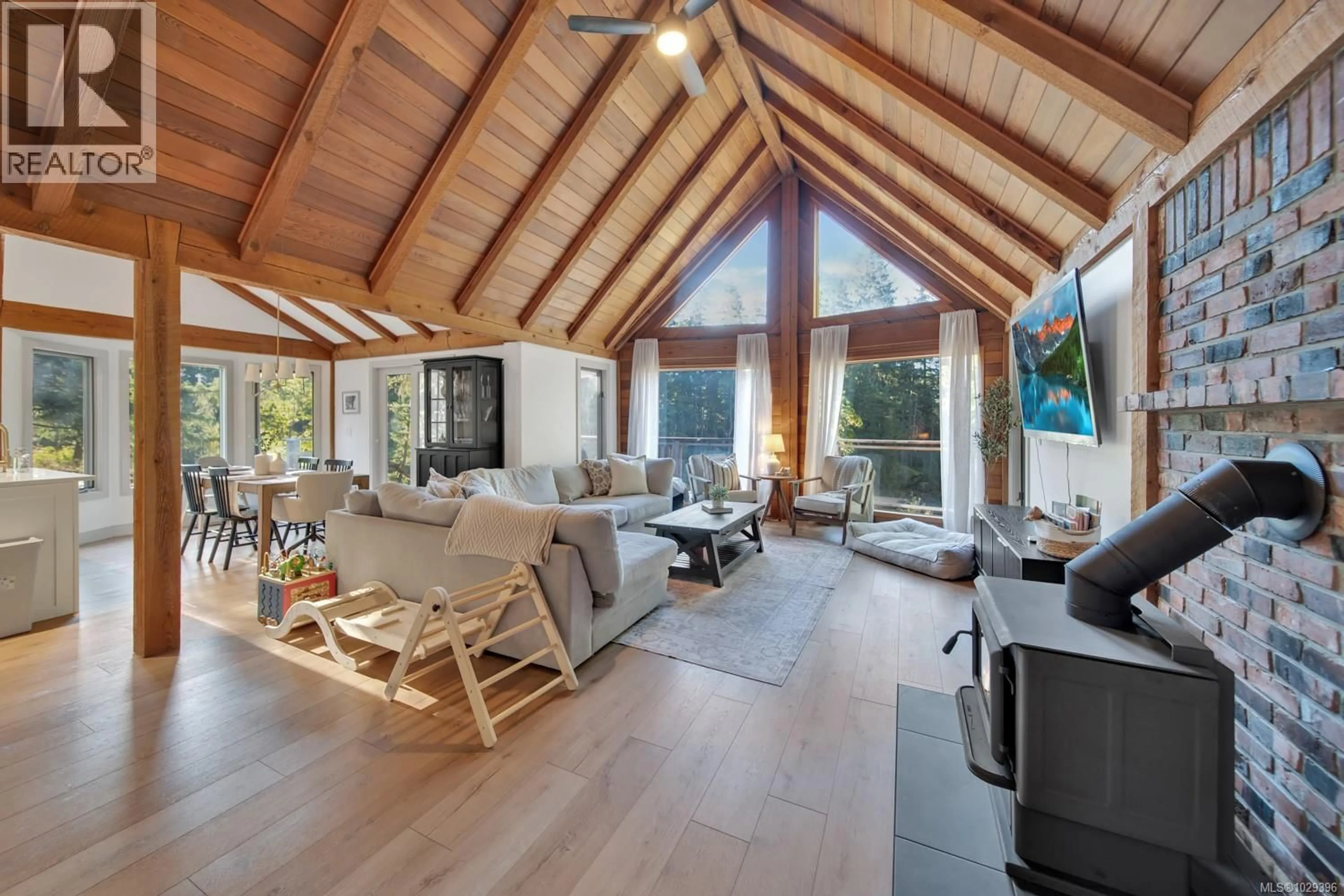 Living room with furniture, wood/laminate floor for 995 NANAIMO RIVER ROAD, Nanaimo British Columbia V9X1E5