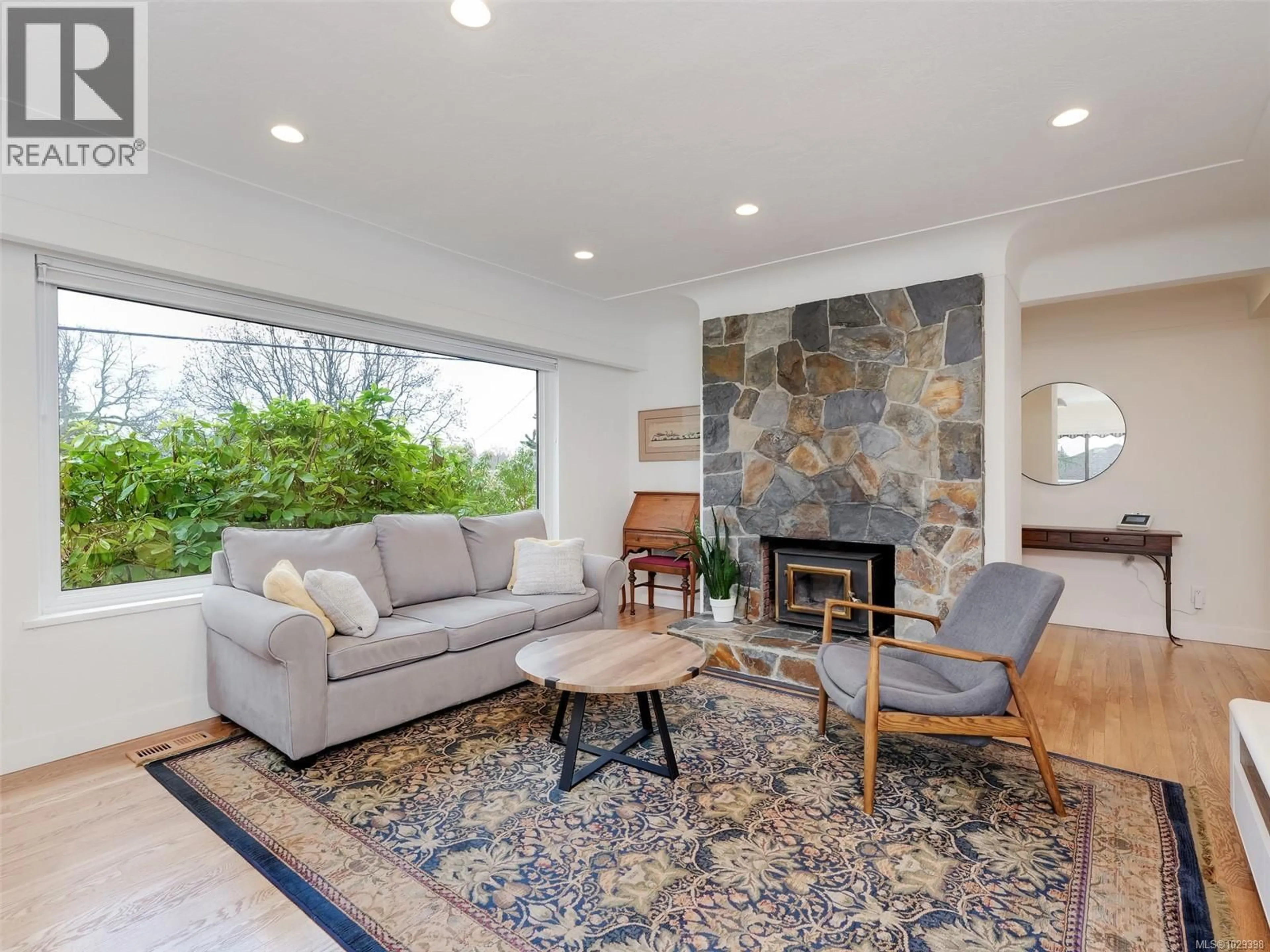 Living room with furniture, unknown for 1275 GARKIL ROAD, Saanich British Columbia V8P2L2