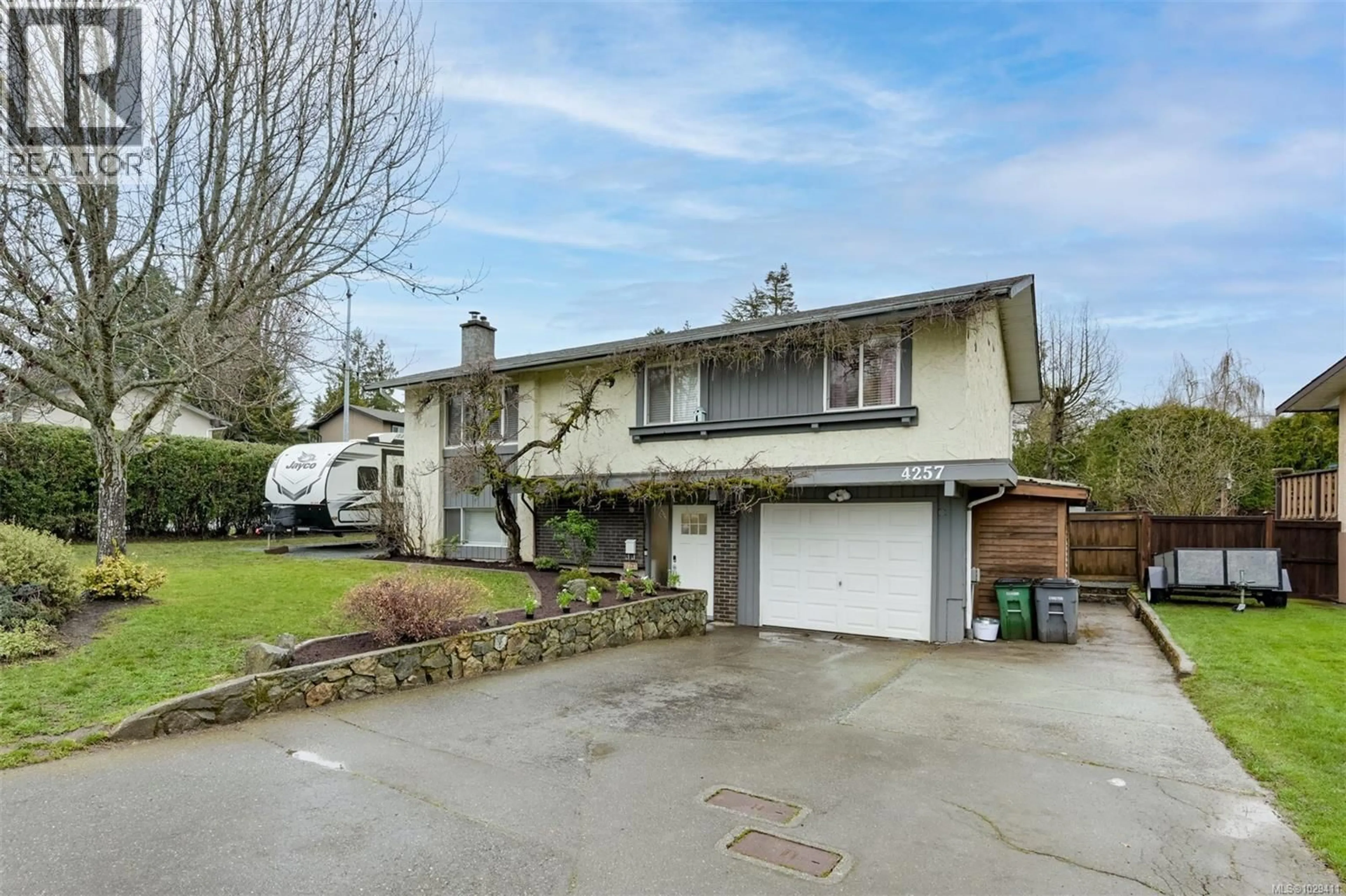 A pic from outside/outdoor area/front of a property/back of a property/a pic from drone, street for 4257 EASTRIDGE CRESCENT, Saanich British Columbia V8Z6B5