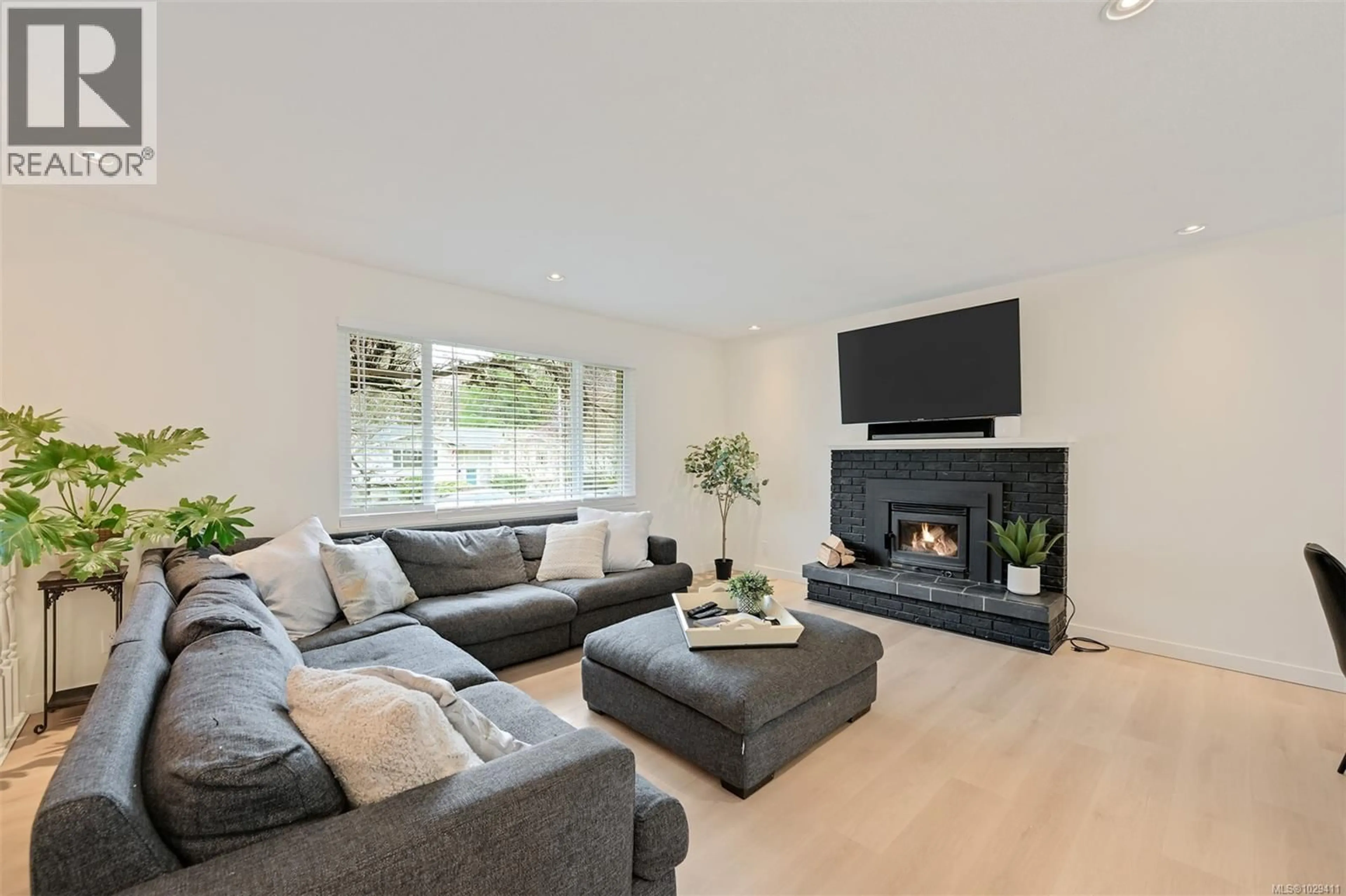 Living room with furniture, unknown for 4257 EASTRIDGE CRESCENT, Saanich British Columbia V8Z6B5