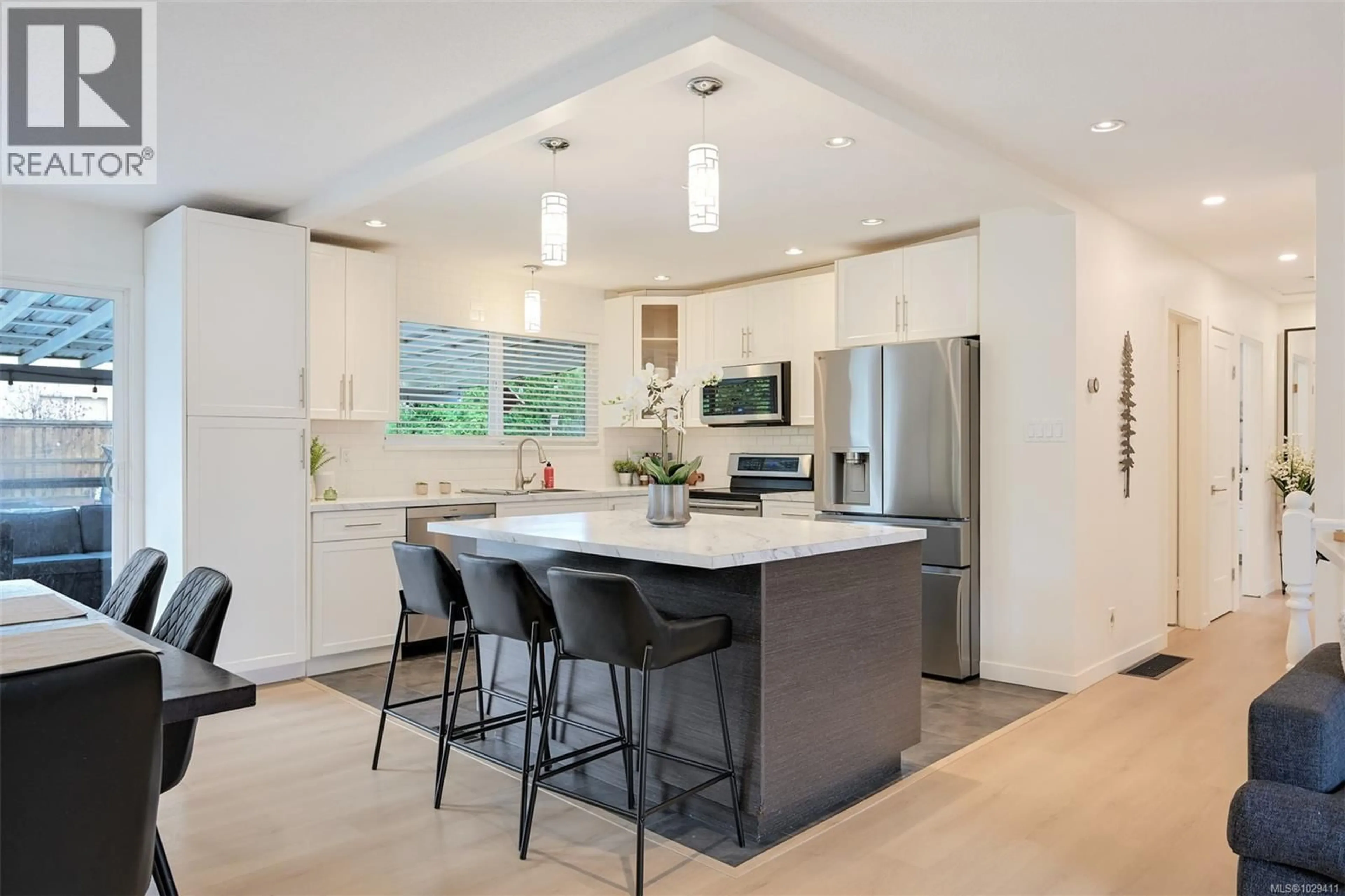 Open concept kitchen, ceramic/tile floor for 4257 EASTRIDGE CRESCENT, Saanich British Columbia V8Z6B5