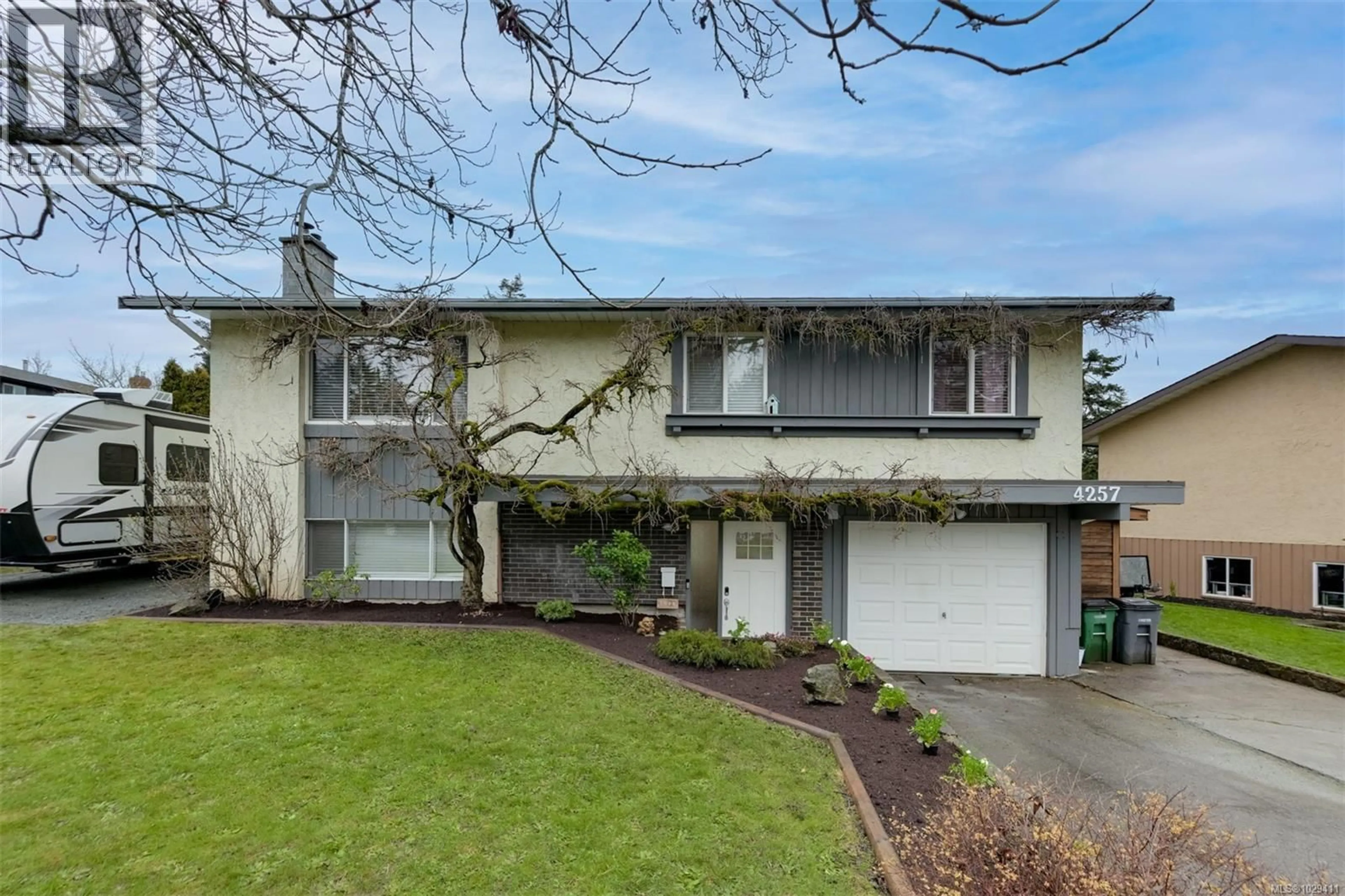 Home with vinyl exterior material, street for 4257 EASTRIDGE CRESCENT, Saanich British Columbia V8Z6B5