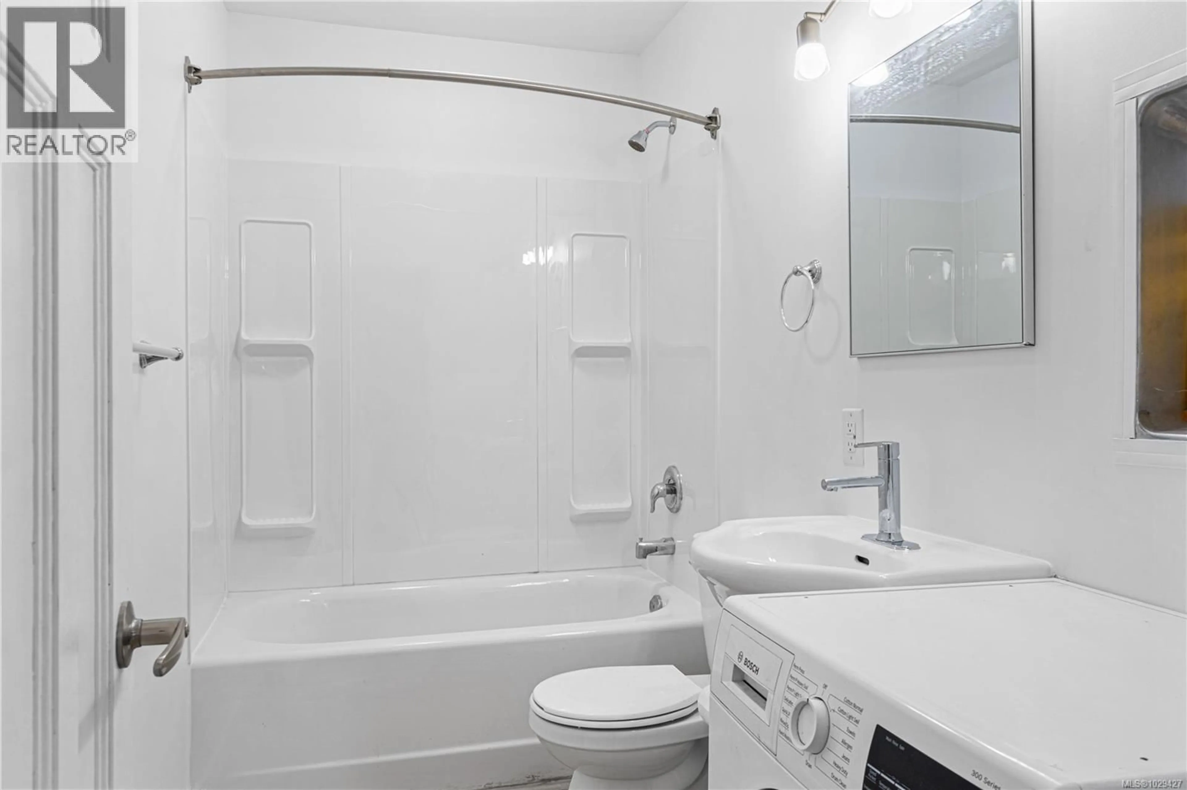Standard bathroom, ceramic/tile floor for 656 LAMBERT AVENUE, Nanaimo British Columbia V9R3N8