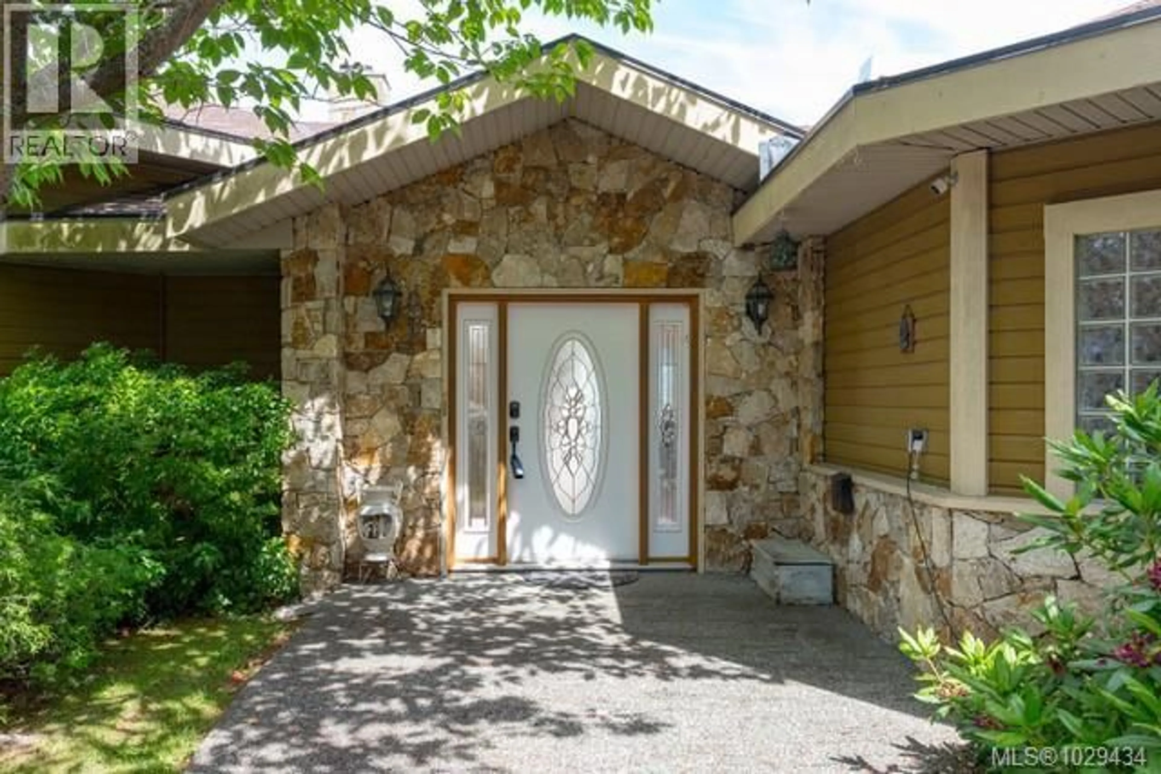 Indoor entryway for 4405 MOONLIGHT LANE, Saanich British Columbia V8N6K7