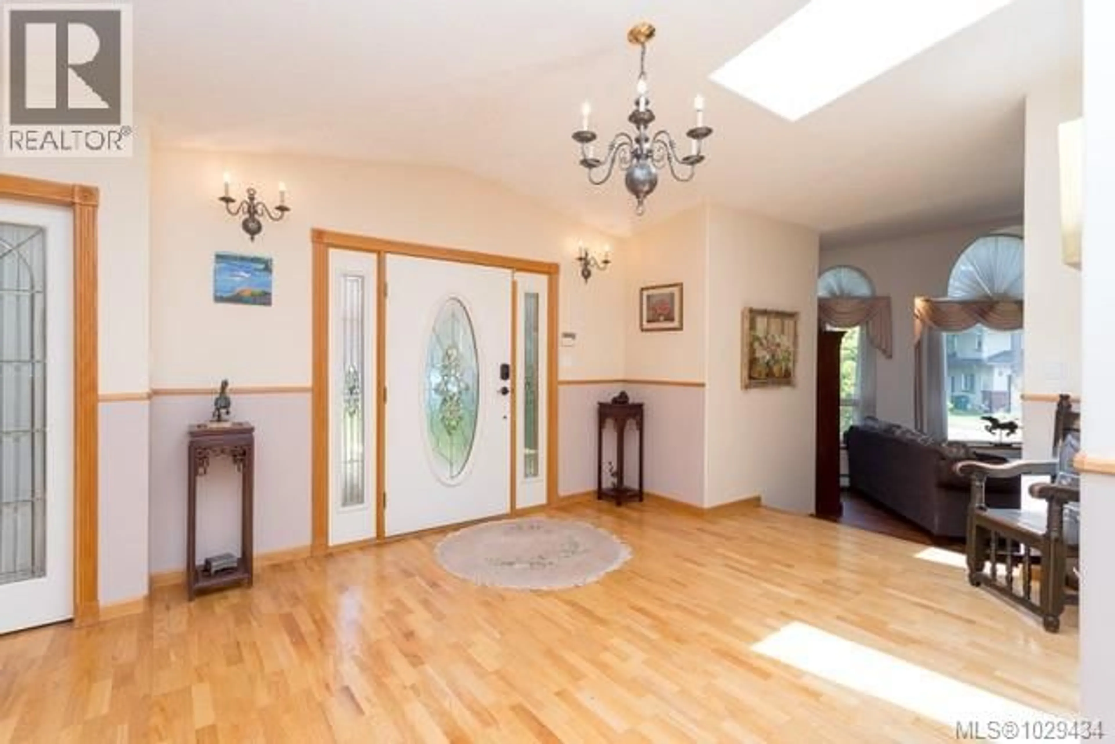 Indoor foyer for 4405 MOONLIGHT LANE, Saanich British Columbia V8N6K7